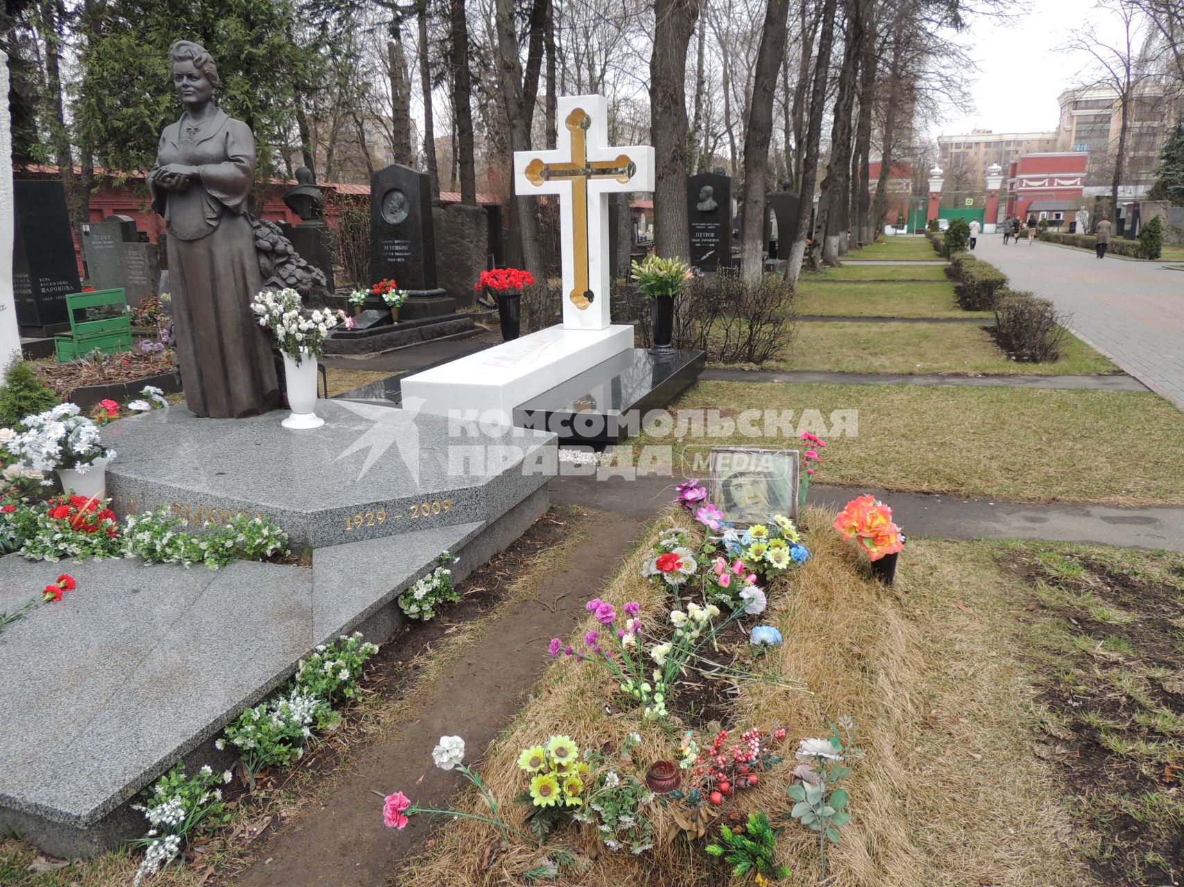 Москва. Могилы певицы Людмилы Зыкиной (слева) и актрисы Татьяны Самойловой (справа) на Новодевичьем кладбище.