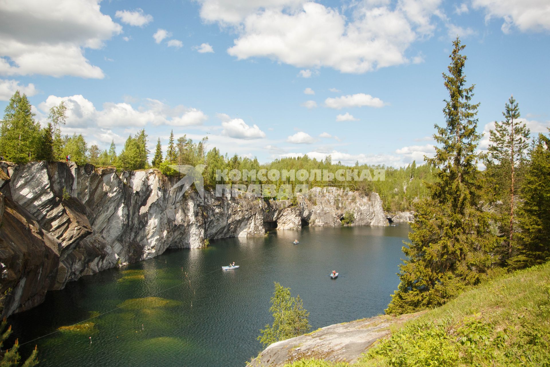 Карелия , Сортавала . Природа    Мраморного  каньона  в  Горном парке `Рускеала` .