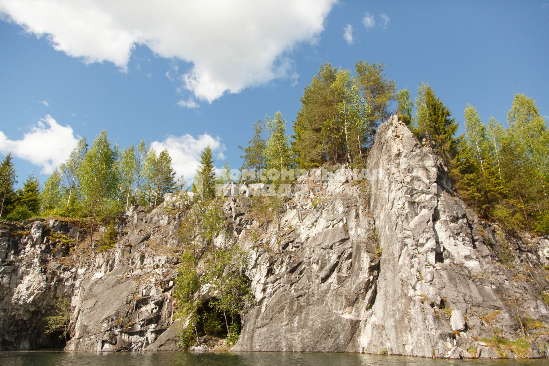 Карелия , Сортавала . Природа    Мраморного  каньона  в  Горном парке `Рускеала` .