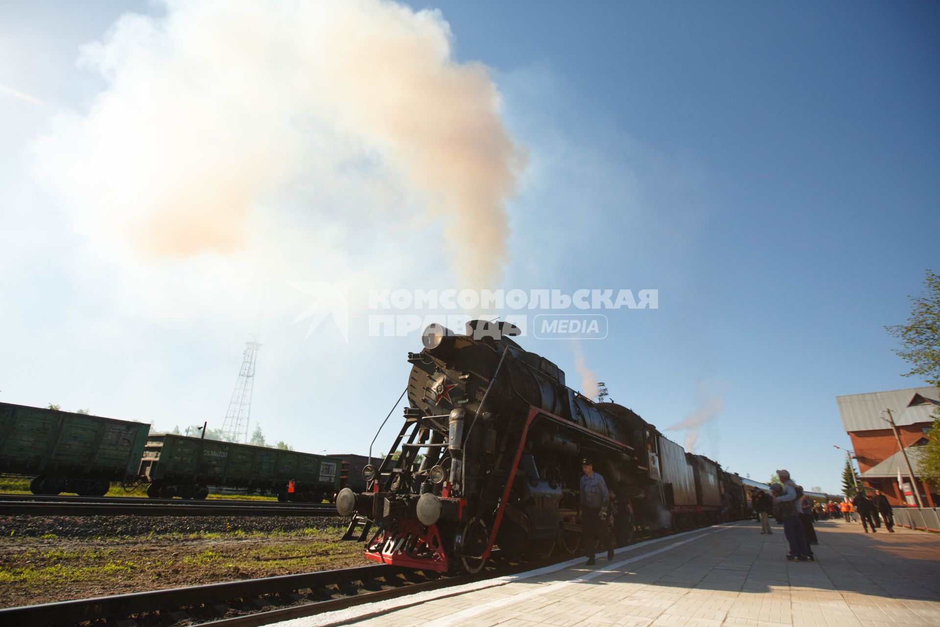 Карелия , Сортавала . Ретро-паровоз привез туристов в горный парк `Рускеала`.