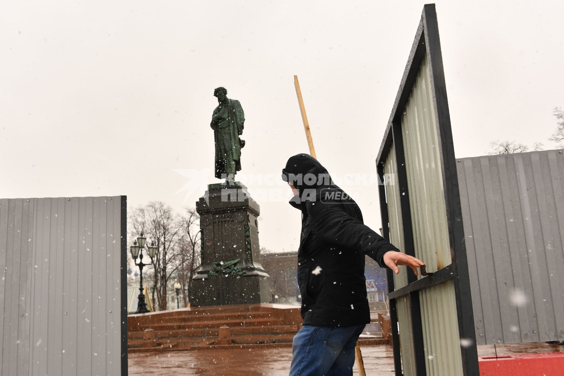 Москва.  Памятник Александру Пушкину на Пушкинской площади закрывают на реставрацию.