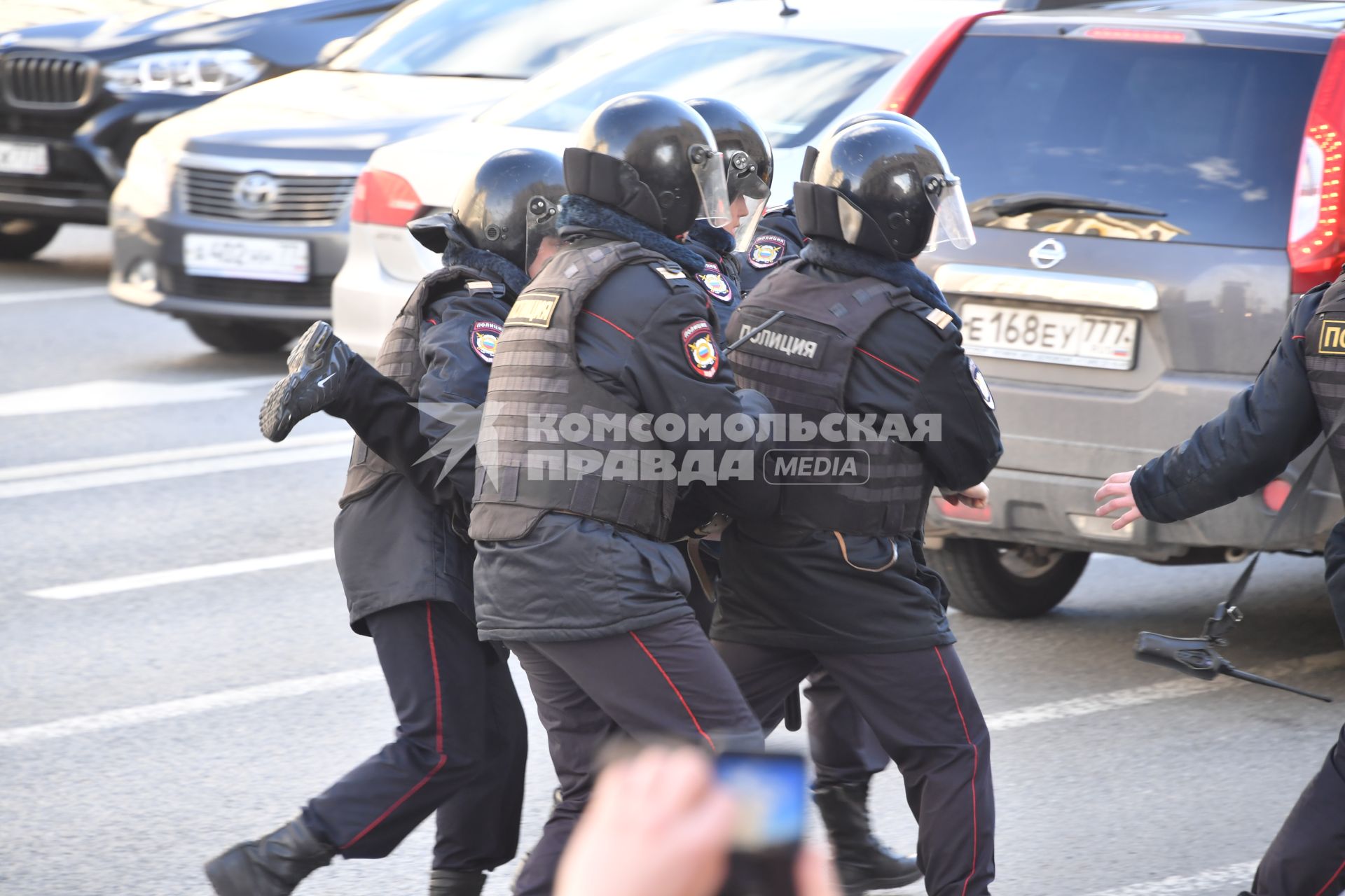 Москва. Задержание участника несанкционированной акции оппозиции против коррупции   на Тверской улице.