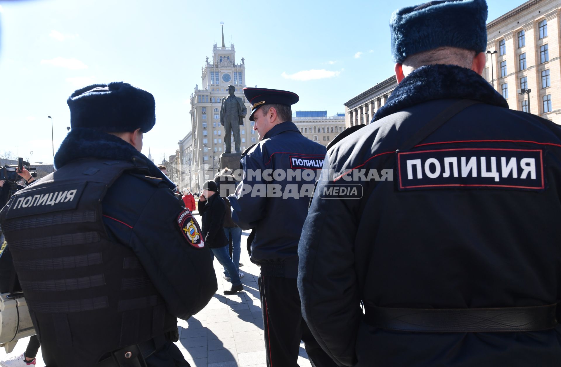 Москва.  Сотрудники полиции во время  несанкционированной акции против коррупции сторонников оппозиционера Алексея Навального на Триумфальной площади.