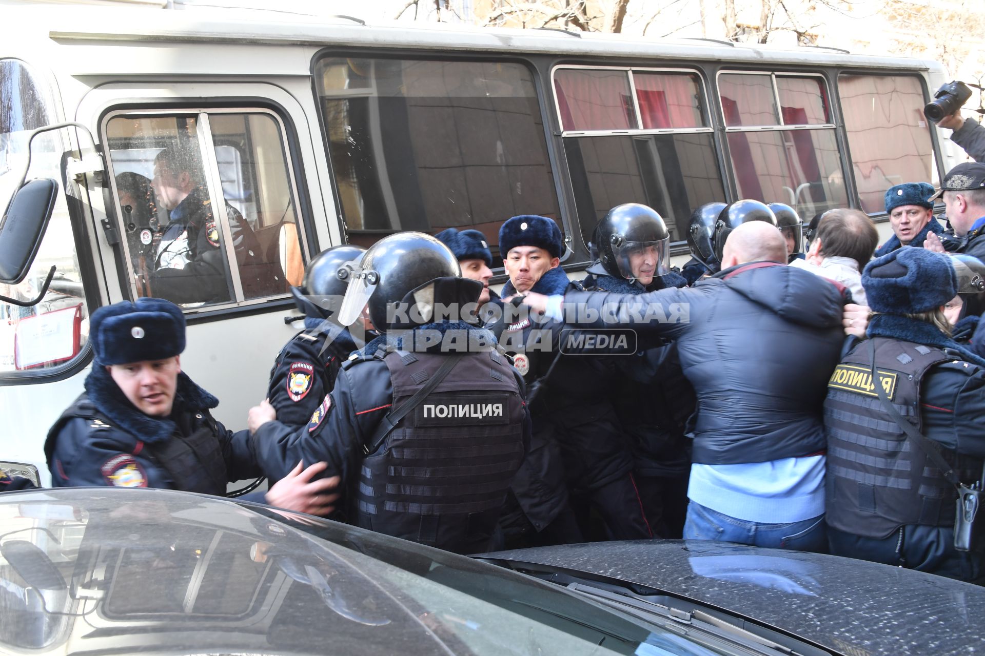 Москва.  Сотрудники полиции во время  несанкционированной акции против коррупции сторонников оппозиционера Алексея Навального в Мамоновском переулке.