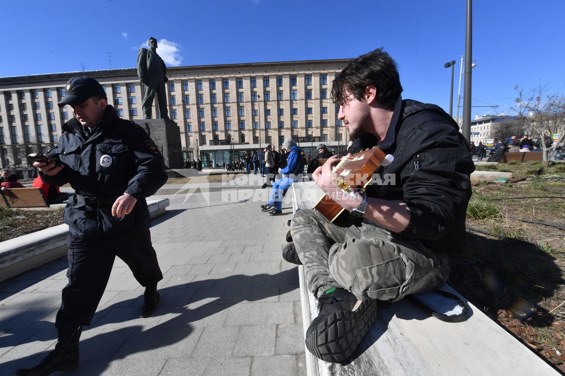 Москва.  Молодой человек играет на гитаре  на Триумфальной площади.