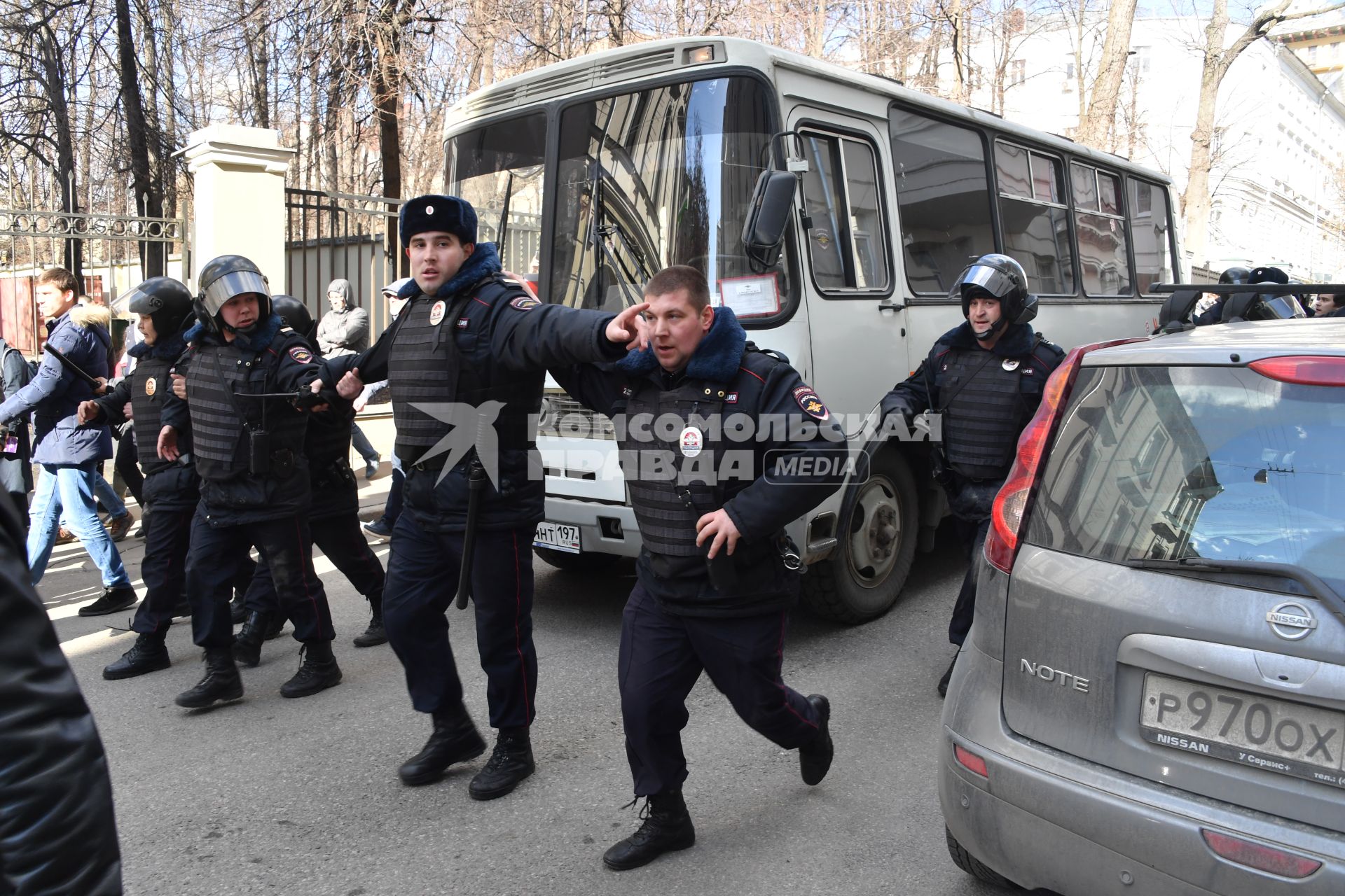 Москва.  Сотрудники полиции во время  несанкционированной акции против коррупции сторонников оппозиционера Алексея Навального в Мамоновском переулке.