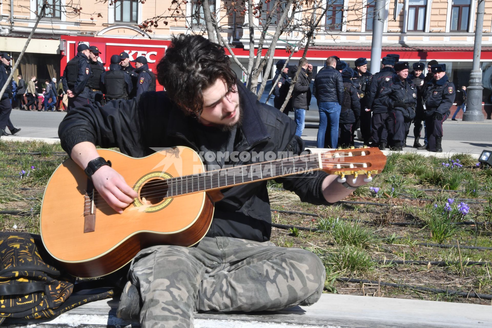 Москва.  Молодой человек играет на гитаре  на Триумфальной площади.