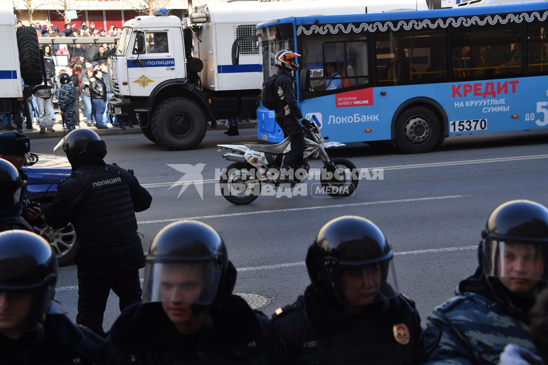 Москва.  Во время  несанкционированной акции против коррупции сторонников оппозиционера Алексея Навального   на Тверской улице.