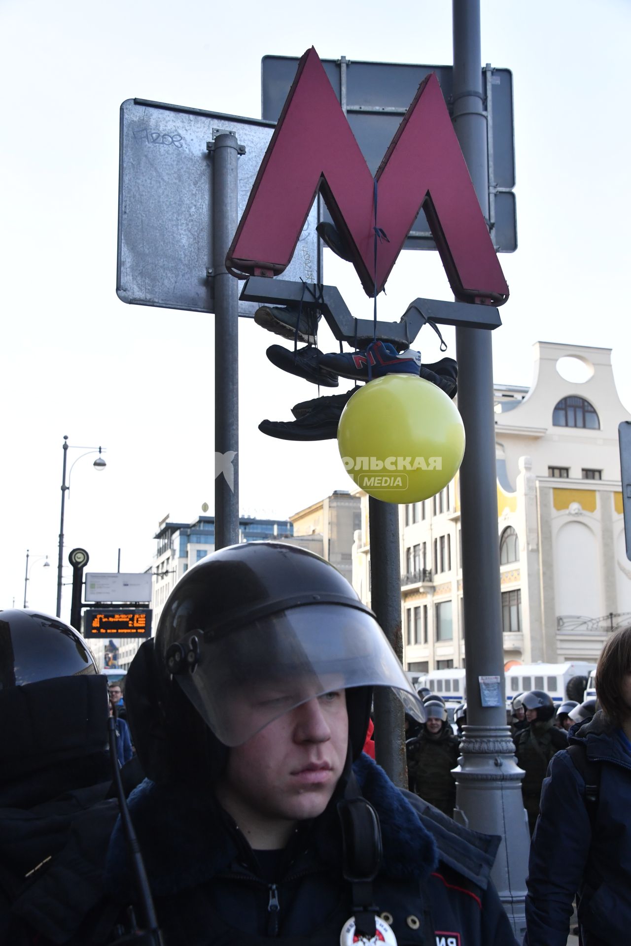 Москва.  Сотрудник полиции во время  несанкционированной акции против коррупции сторонников оппозиционера Алексея Навального  на Тверской улице.