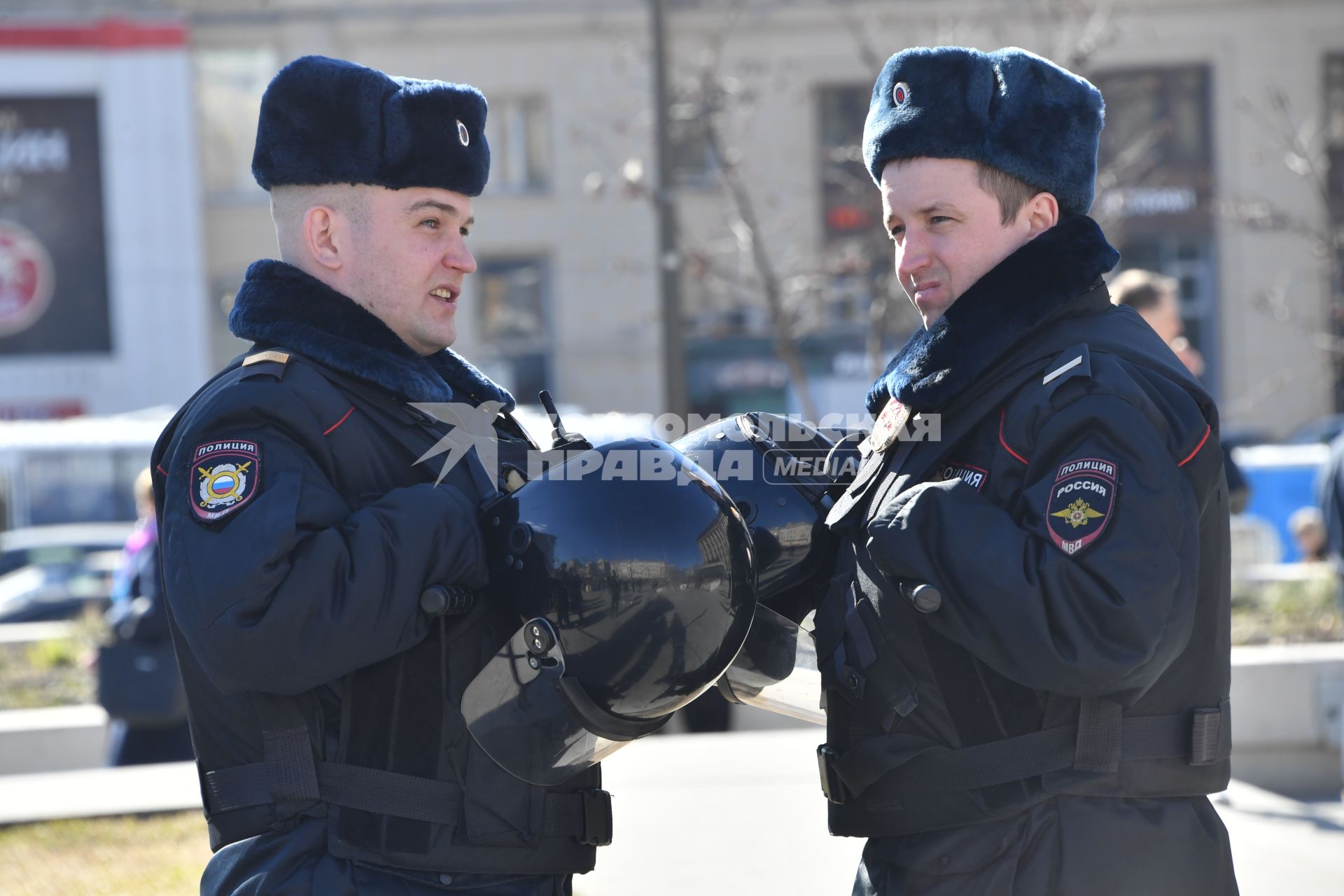 Москва.  Сотрудники полиции во время  несанкционированной акции против коррупции сторонников оппозиционера Алексея Навального на Триумфальной площади.