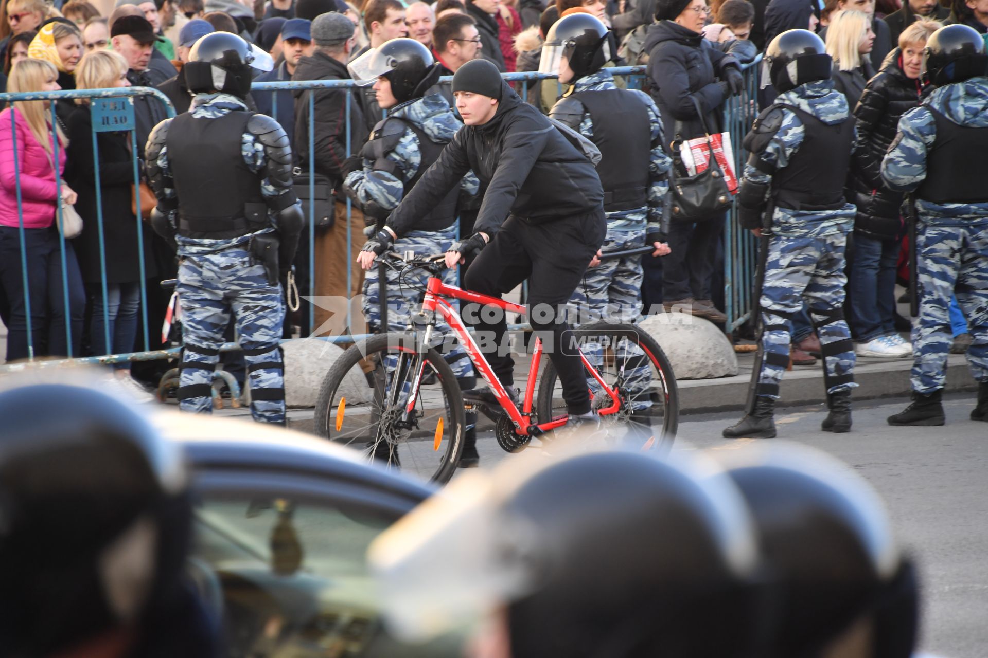 Москва.  Несанкционированная акция против коррупции сторонников оппозиционера Алексея Навального на Тверской улице.