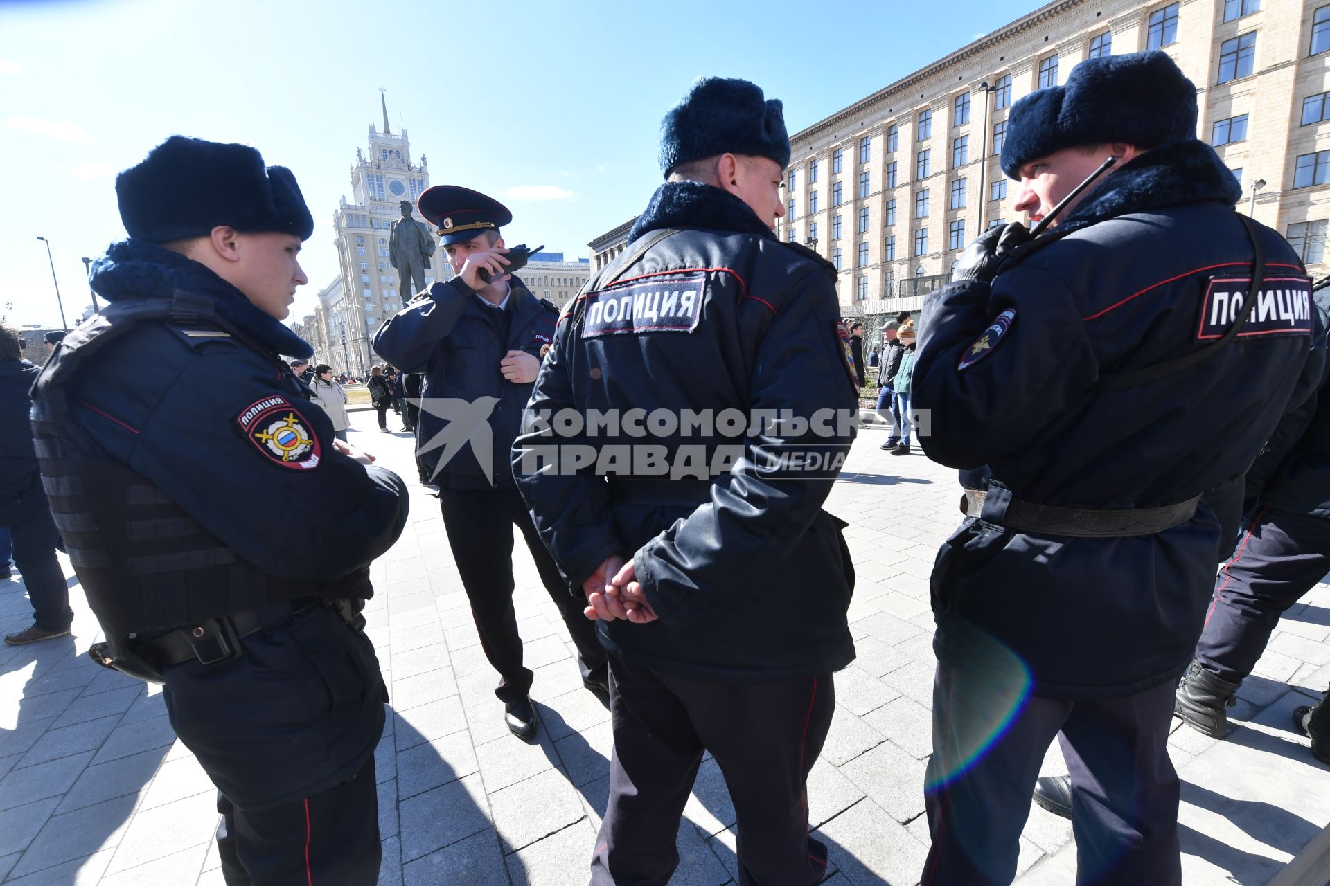 Москва.  Сотрудники полиции во время  несанкционированной акции против коррупции сторонников оппозиционера Алексея Навального на Триумфальной площади.