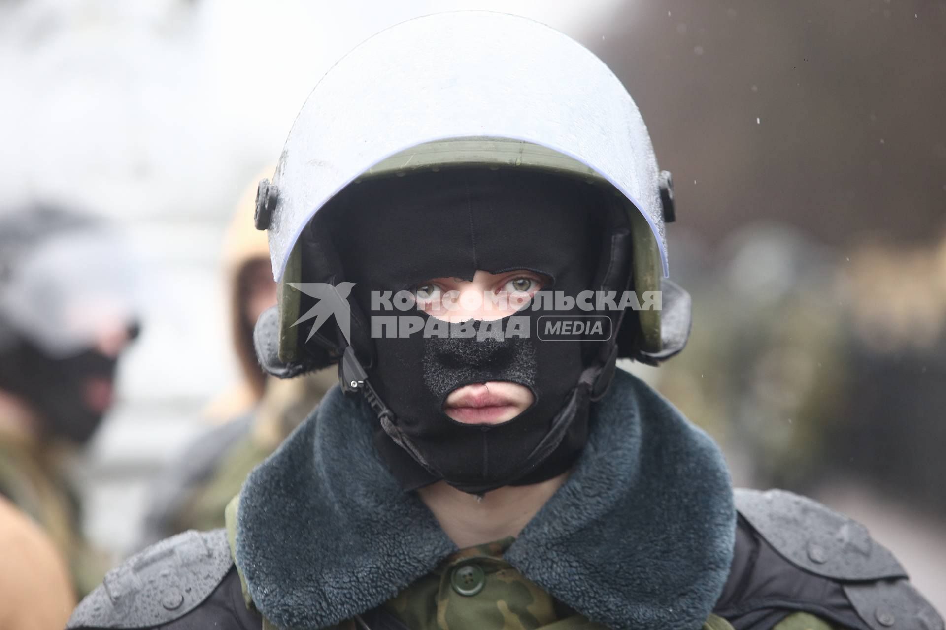 Белоруссия. Минск. Сотрудники ОМОНа во время  несанкционированной акции белорусской оппозиции `День Воли`, посвященной 99-летию образования в 1918 году Белорусской Народной Республики.