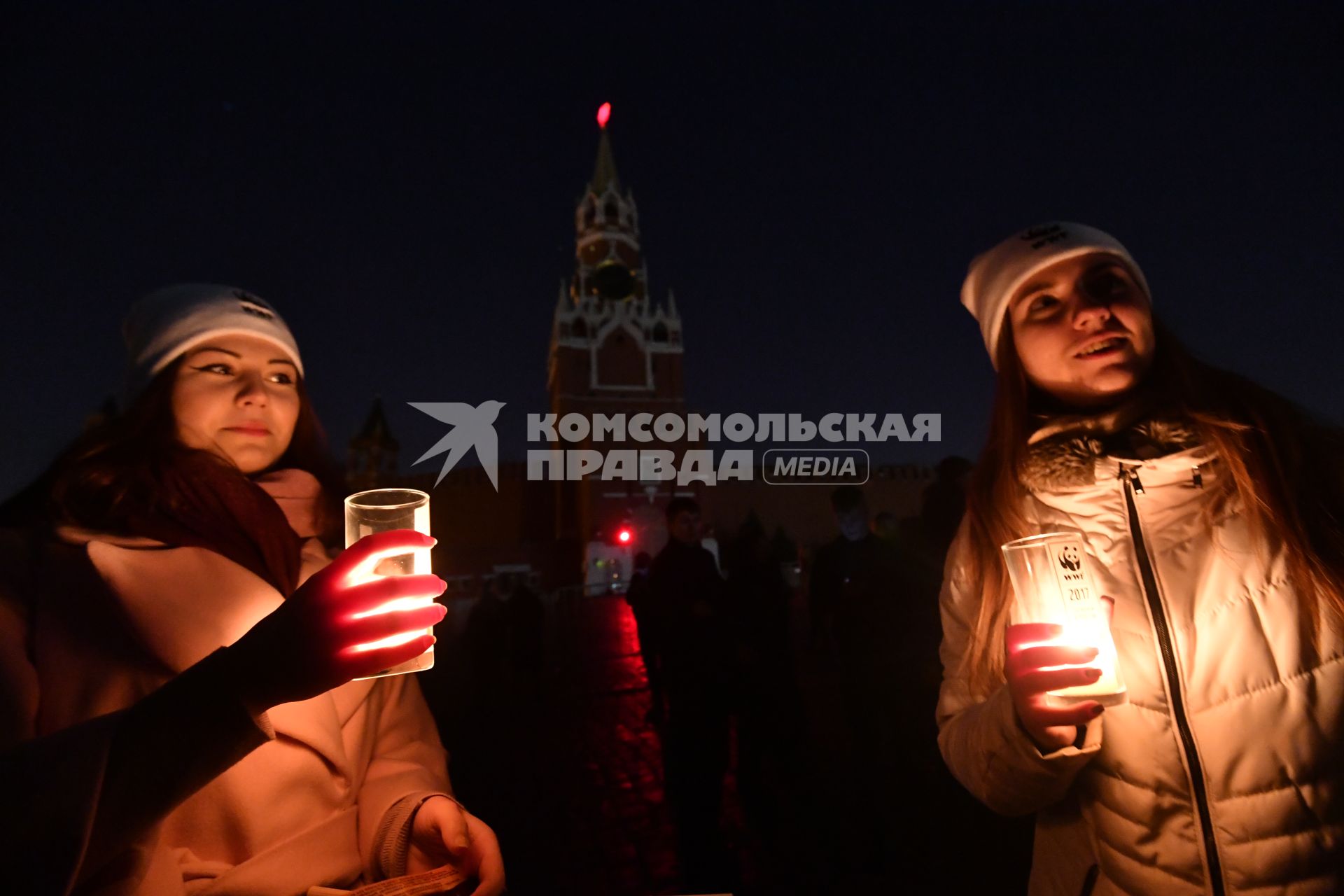 Москва . Участники  экологической акции `Час земли` на Красной площади.