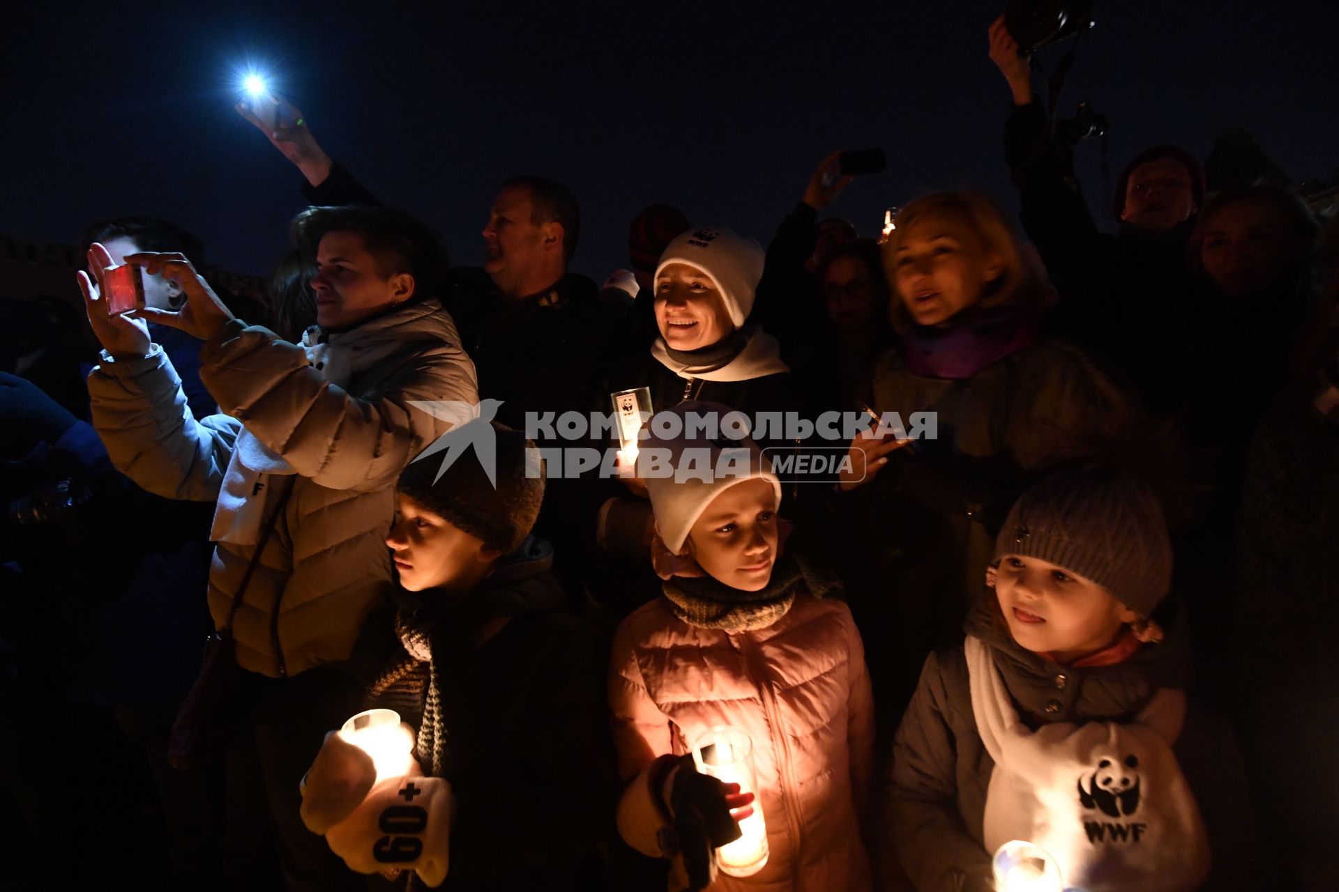 Москва . Певица Диана Арбенина  ( в белой шапочке)  со своими  детьми во время  экологической акции `Час земли` на Красной площади.