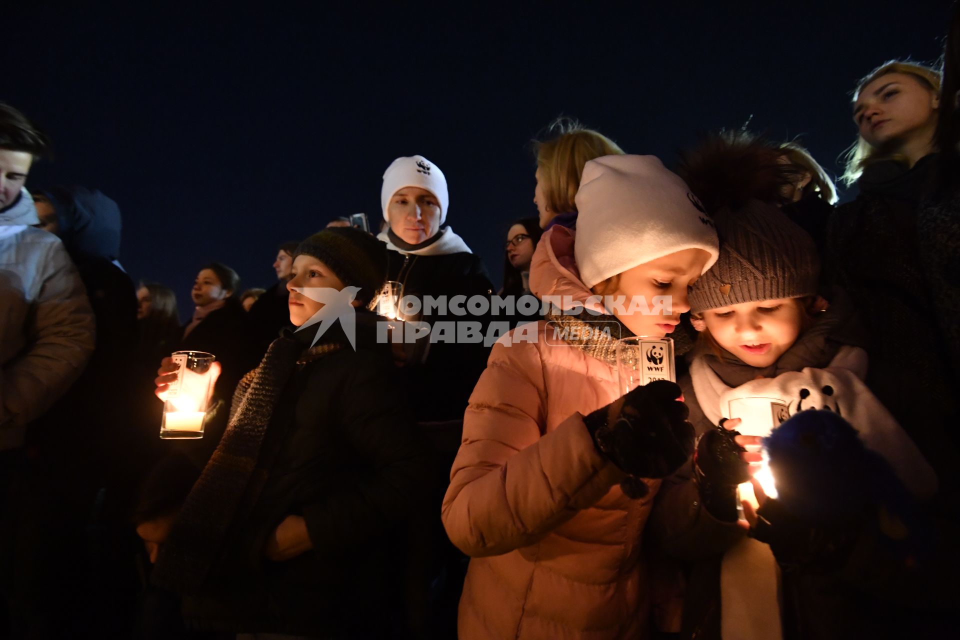 Москва . Певица Диана Арбенина  ( в белой шапочке)  со своими  детьми во время  экологической акции `Час земли` на Красной площади.