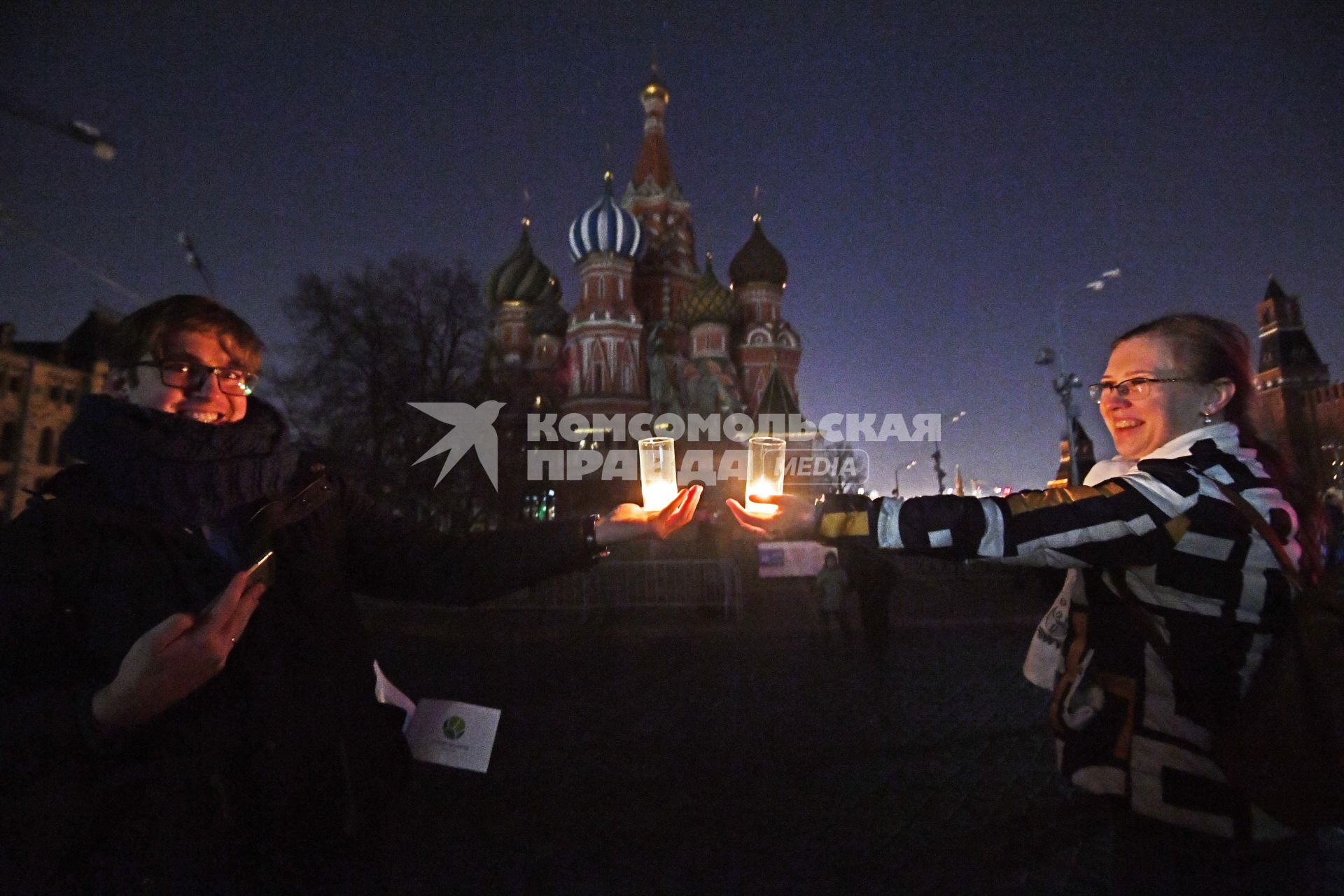 Москва . Участники  экологической акции `Час земли` на Красной площади.