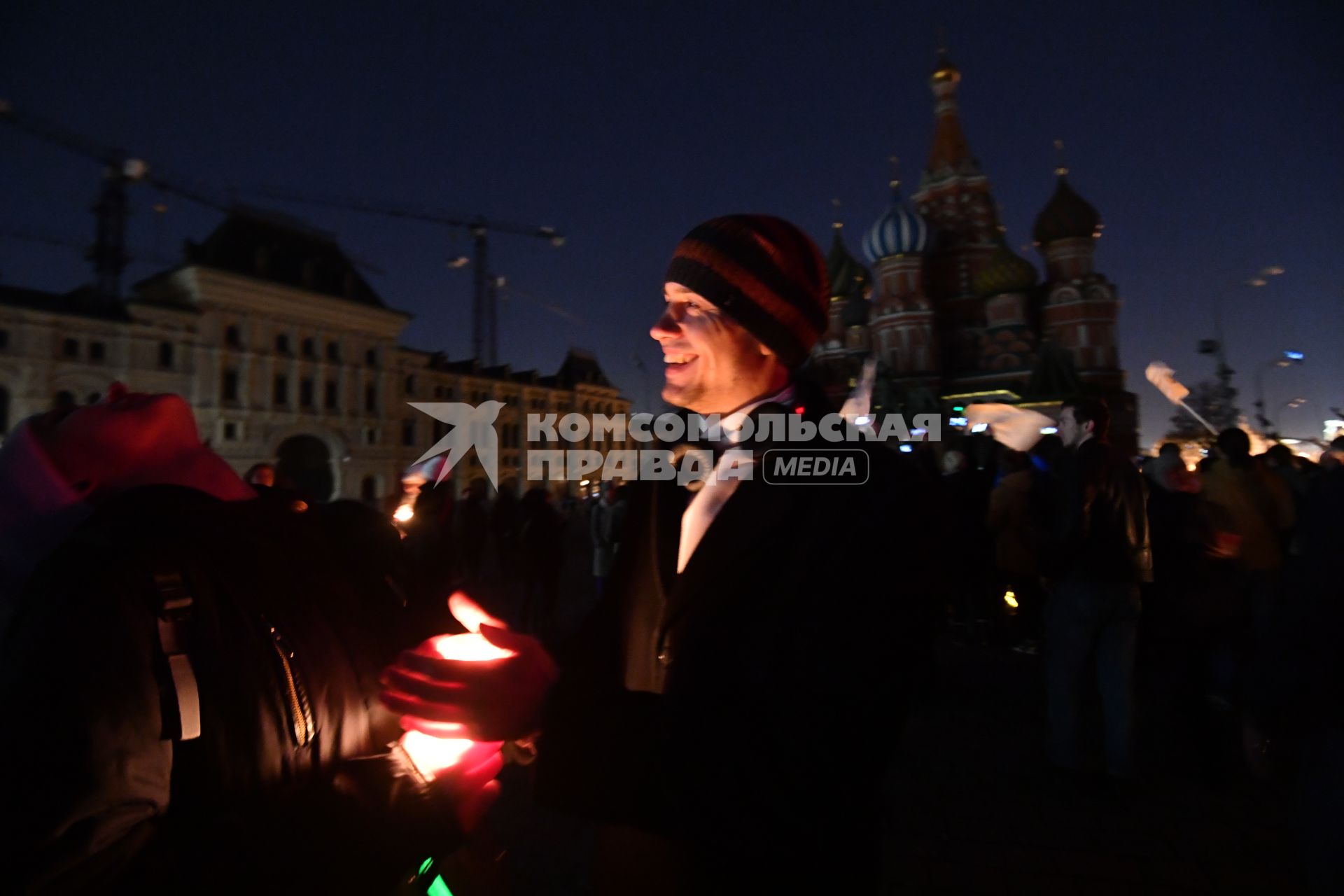 Москва . Участники  экологической акции `Час земли` на Красной площади.