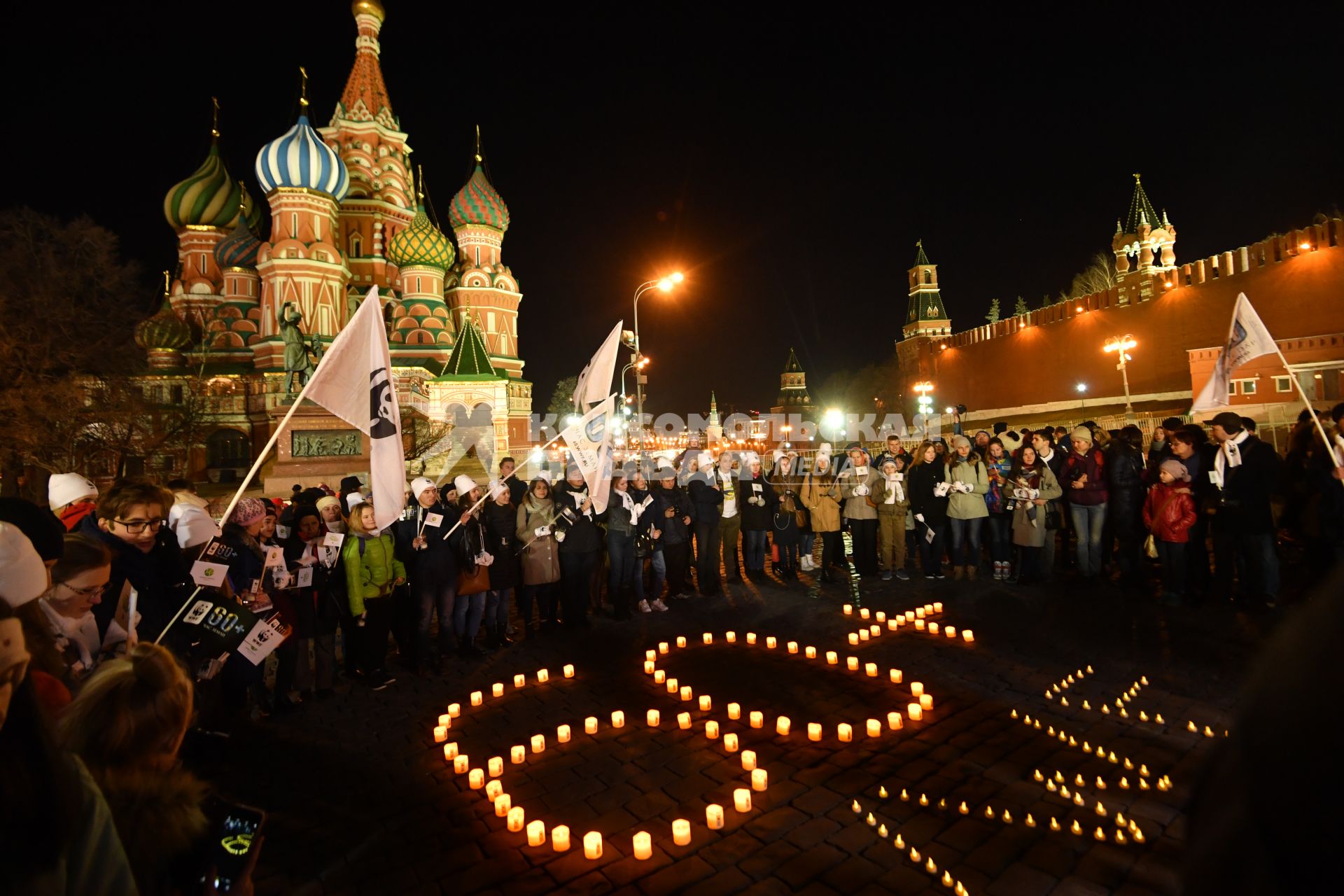 Москва . Участники  экологической акции `Час земли` на Красной площади.