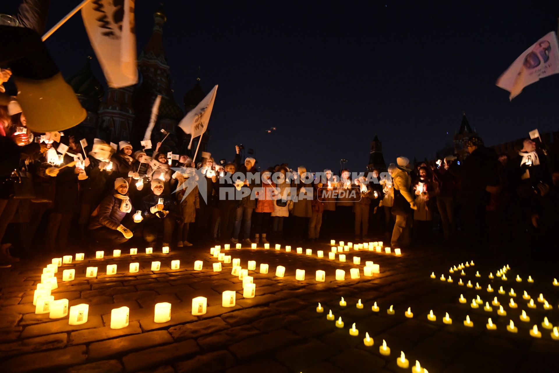 Москва . Участники  экологической акции `Час земли` на Красной площади.