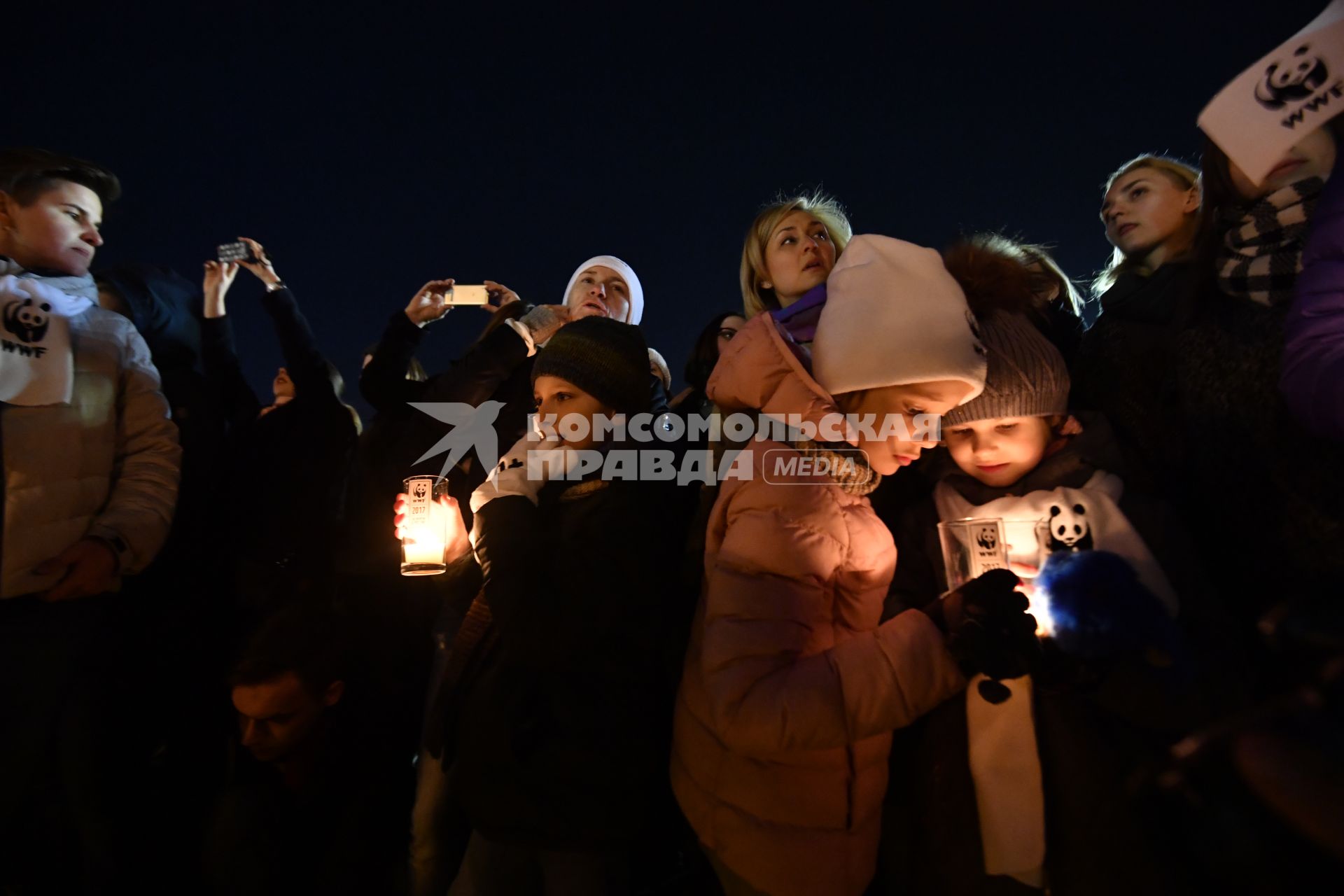 Москва . Певица Диана Арбенина  ( в белой шапочке)  со своими  детьми во время  экологической акции `Час земли` на Красной площади.