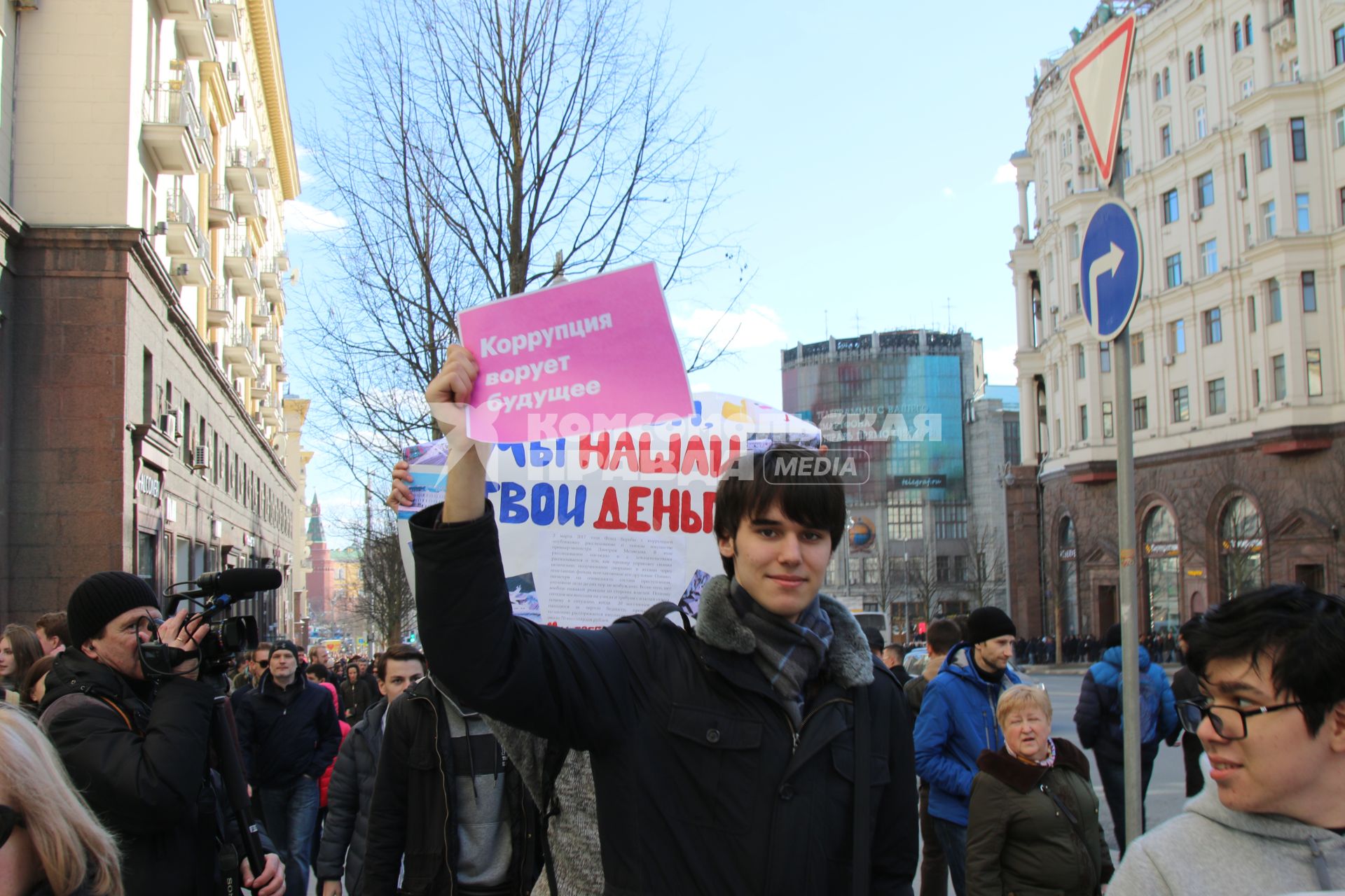 Москва.  Несанкционированная акция против коррупции сторонников оппозиционера Алексея Навального на Тверской улице.