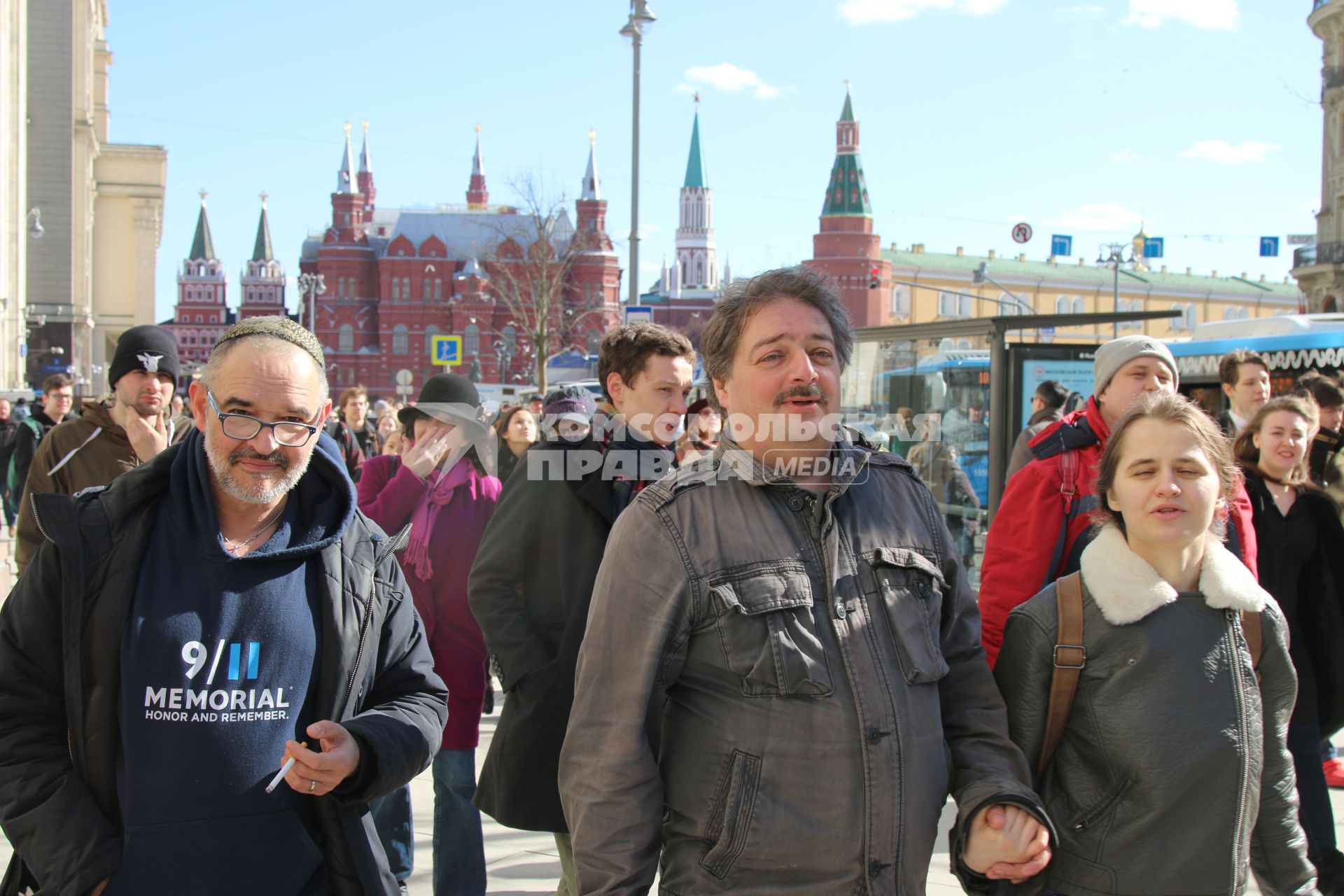 Москва. Блогер Антон Носик и писатель Дмитрий Быков (слева направо) во время несанкционированной акции против коррупции сторонников оппозиционера Алексея Навального на Тверской улице.