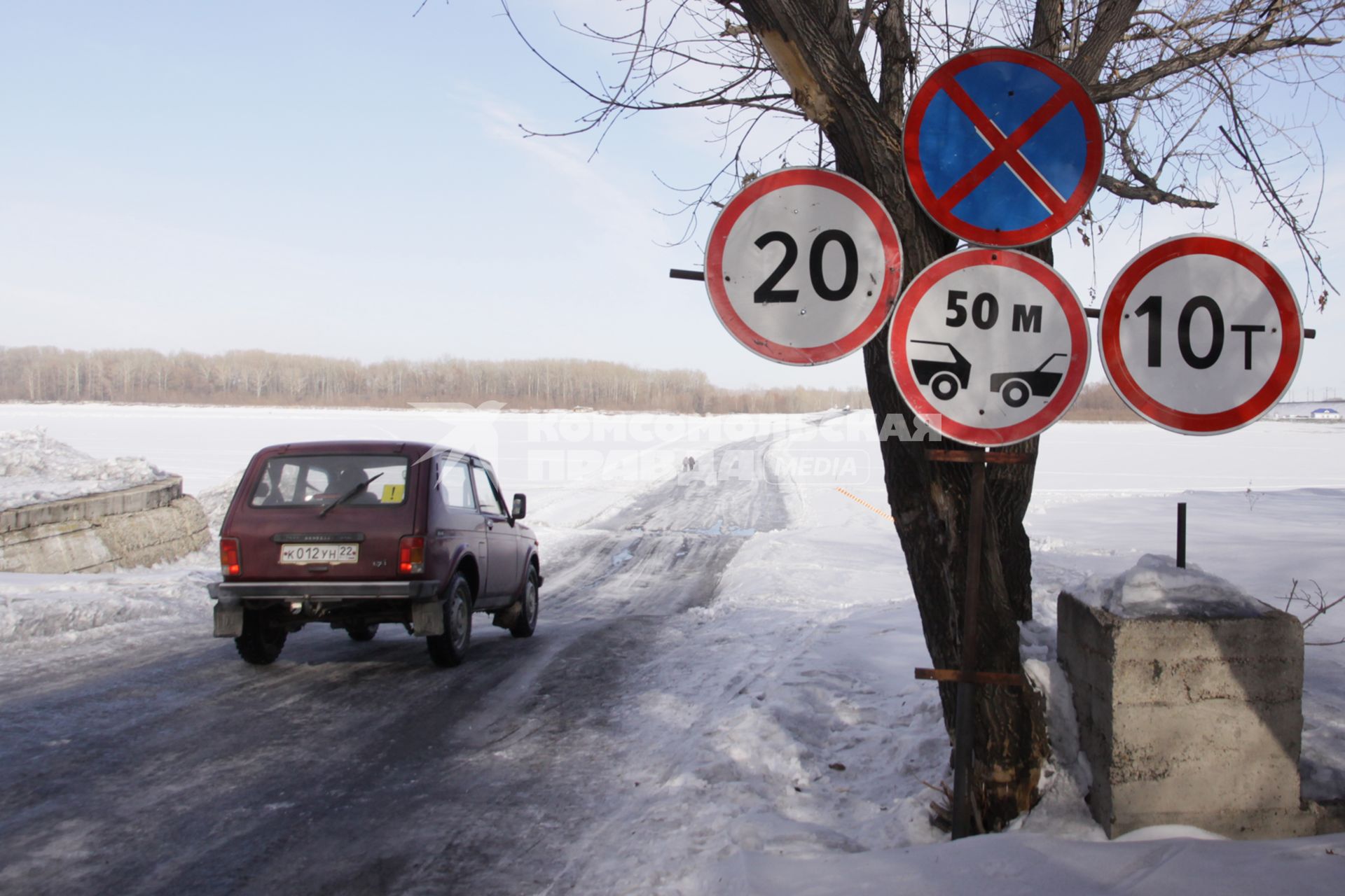 Алтайский край, Камень-на-Оби. Автомобиль едет по ледовой переправе на Оби.