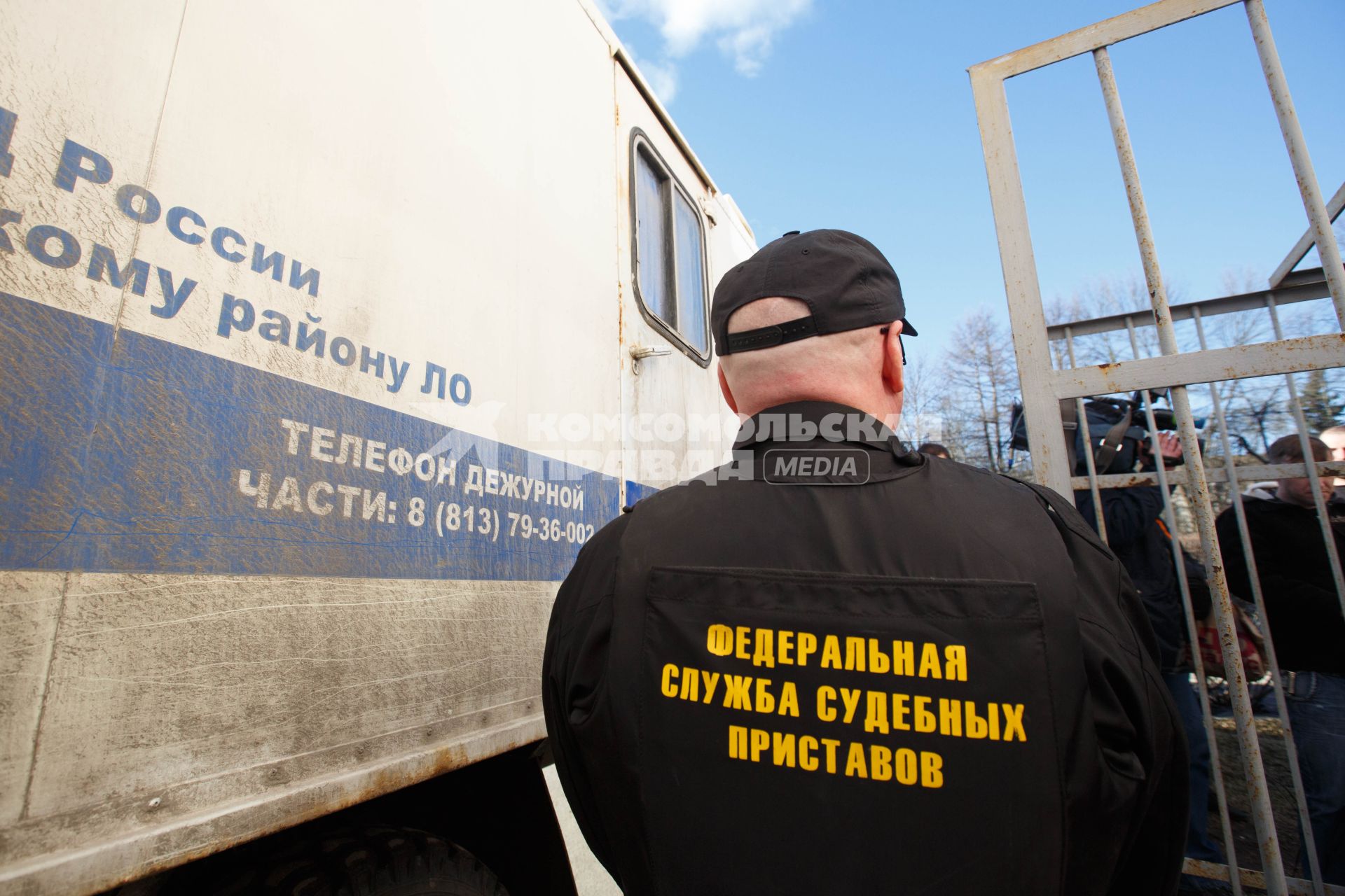 Ленинградская область, Приозерск. Судебный пристав  у   городского суда, куда был доставлен предприниматель Владимир Бельский, подозреваемый в умышленном наезде на ребенка. Суд арестовал его на два месяца.