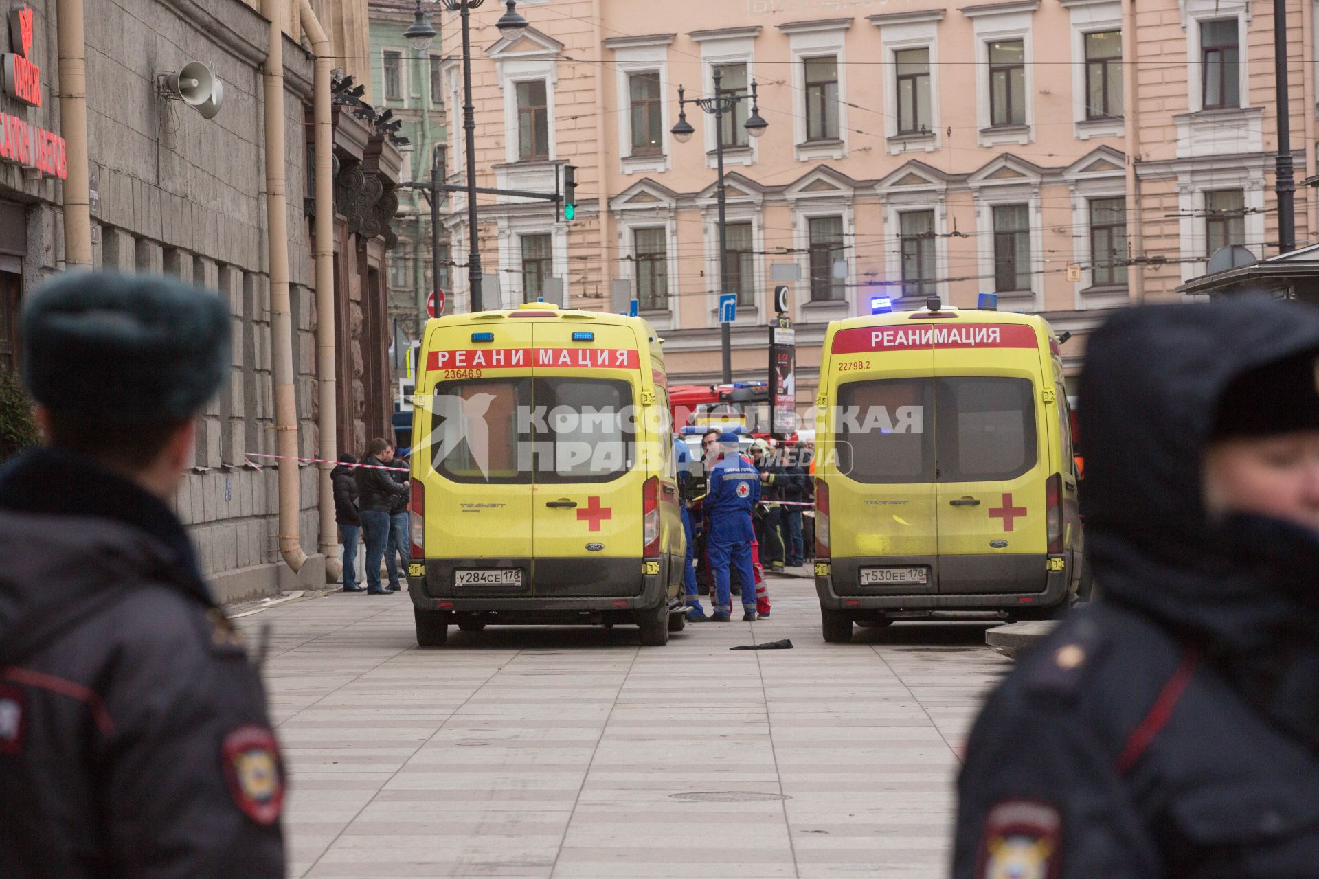 Санкт-Петербург. Автомобили Скорой помощи на Московском проспекте у станции метро `Технологический институт`, где на перегоне от станции `Сенная площадь` в вагоне поезда произошел взрыв.