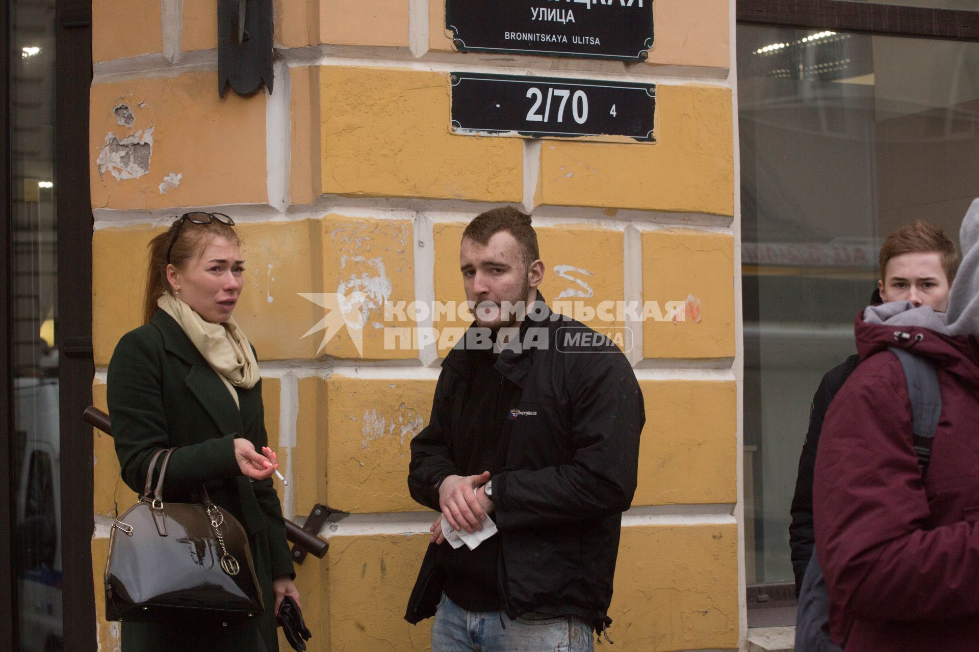 Санкт-Петербург. Пострадавший (в центре) в результате взрыва в перегоне между станциями `Технологический институт` и `Сенная площадь`.