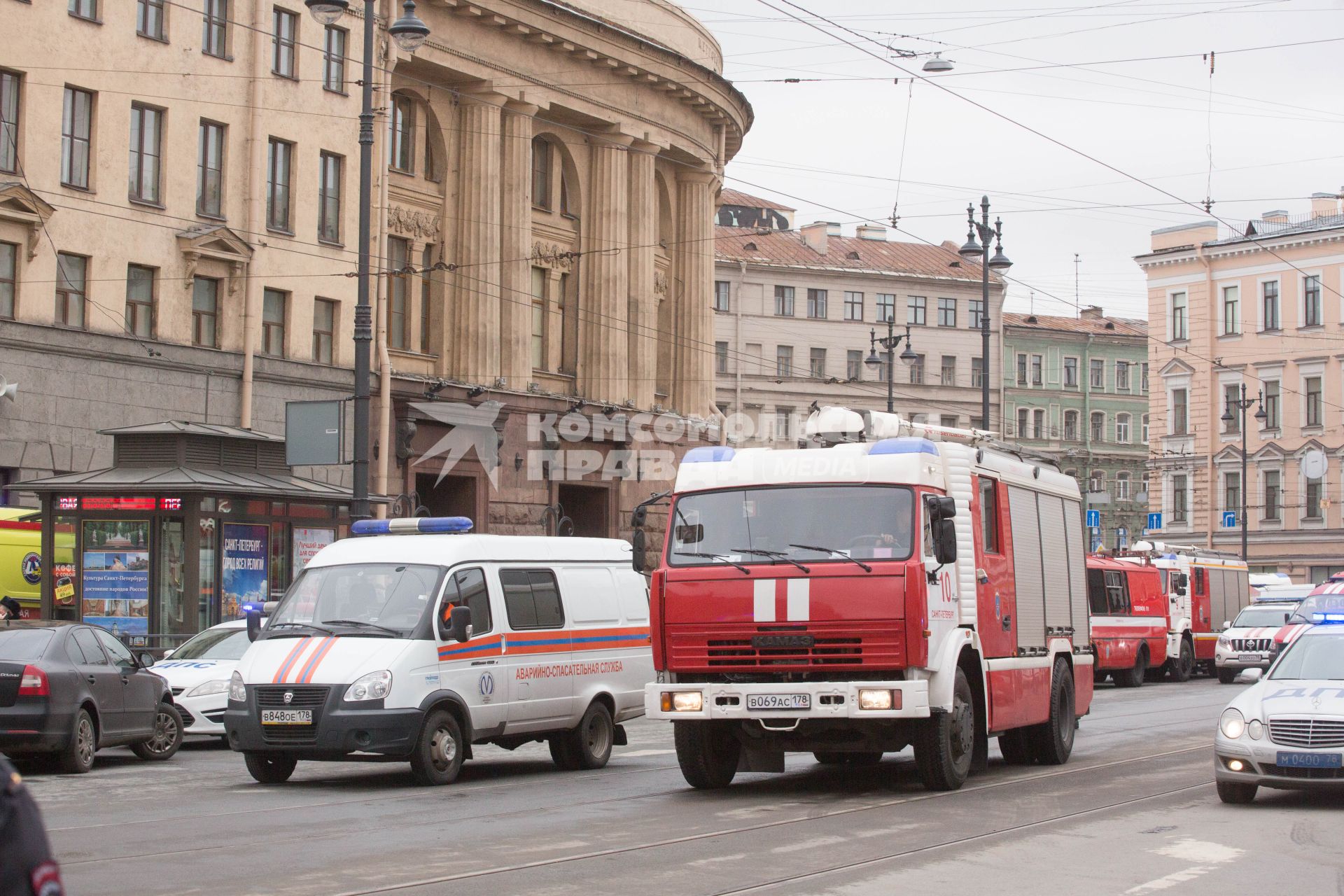 Санкт-Петербург. Автомобили МЧС России на Московском проспекте у станции метро `Технологический институт`, где на перегоне от станции `Сенная площадь` в вагоне поезда произошел взрыв.