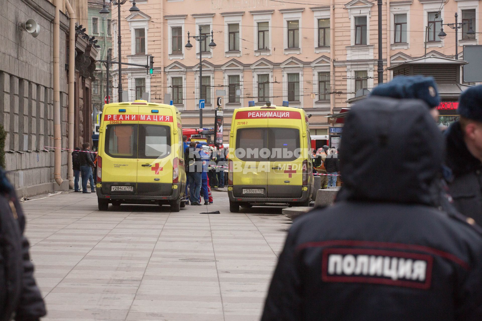 Санкт-Петербург. Автомобили Скорой помощи на Московском проспекте у станции метро `Технологический институт`, где на перегоне от станции `Сенная площадь` в вагоне поезда произошел взрыв.