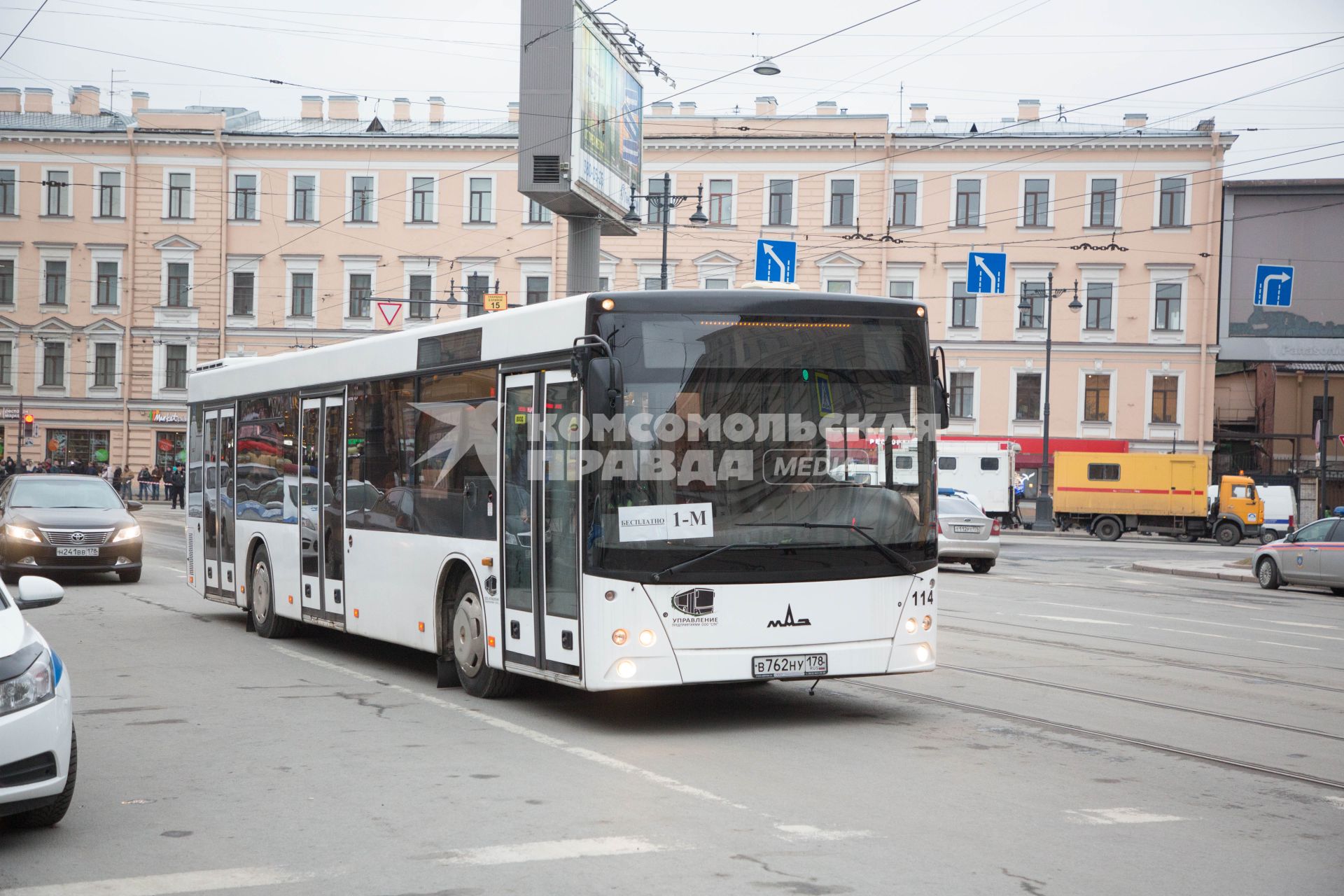 Санкт-Петербург. Бесплатный автобус на Московском проспекте. В перегоне между станциями `Сенная площадь` и `Технологический институт` произошел взрыв, в результате которого погибли люди.