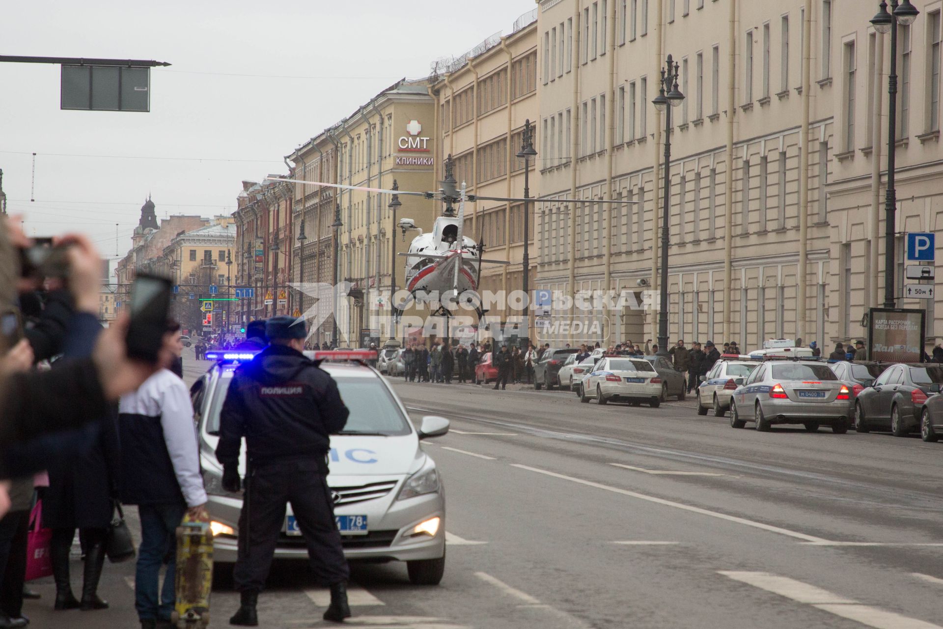 Санкт-Петербург. Вертолет МЧС России на Московском проспекте у станции метро `Технологический институт`, где на перегоне от станции `Сенная площадь` в вагоне поезда произошел взрыв.