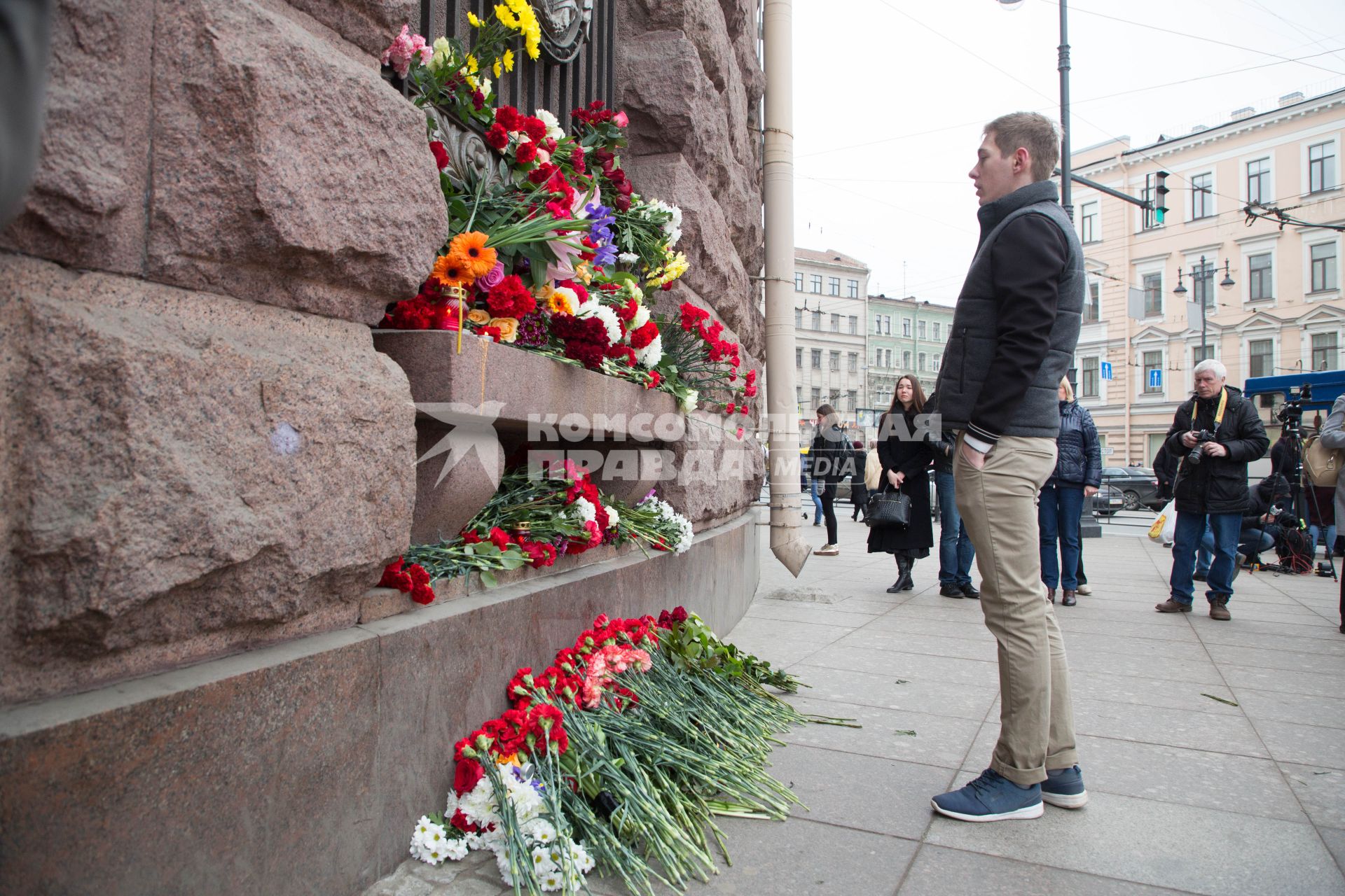 Санкт-Петербург. Горожане несут цветы к станции метро `Технологический институт` в память о погибших в результате взрыва в перегоне между станциями  `Сенная площадь` и `Технологический институт`.