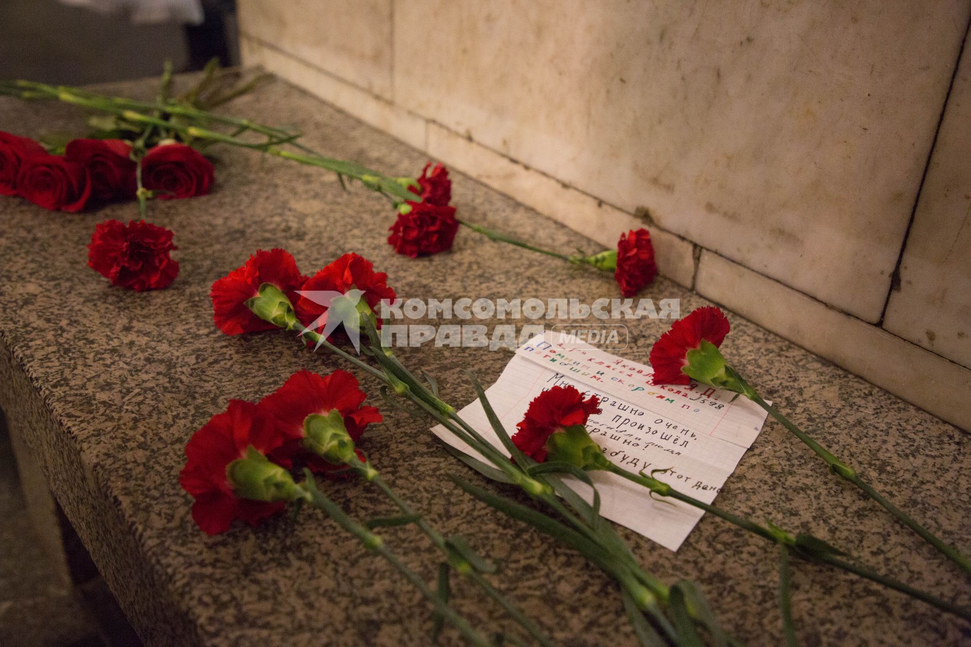 Санкт-Петербург. Горожане несут цветы на станцию метро `Технологический институт` в память о погибших в результате взрыва в перегоне между станциями  `Сенная площадь` и `Технологический институт`.