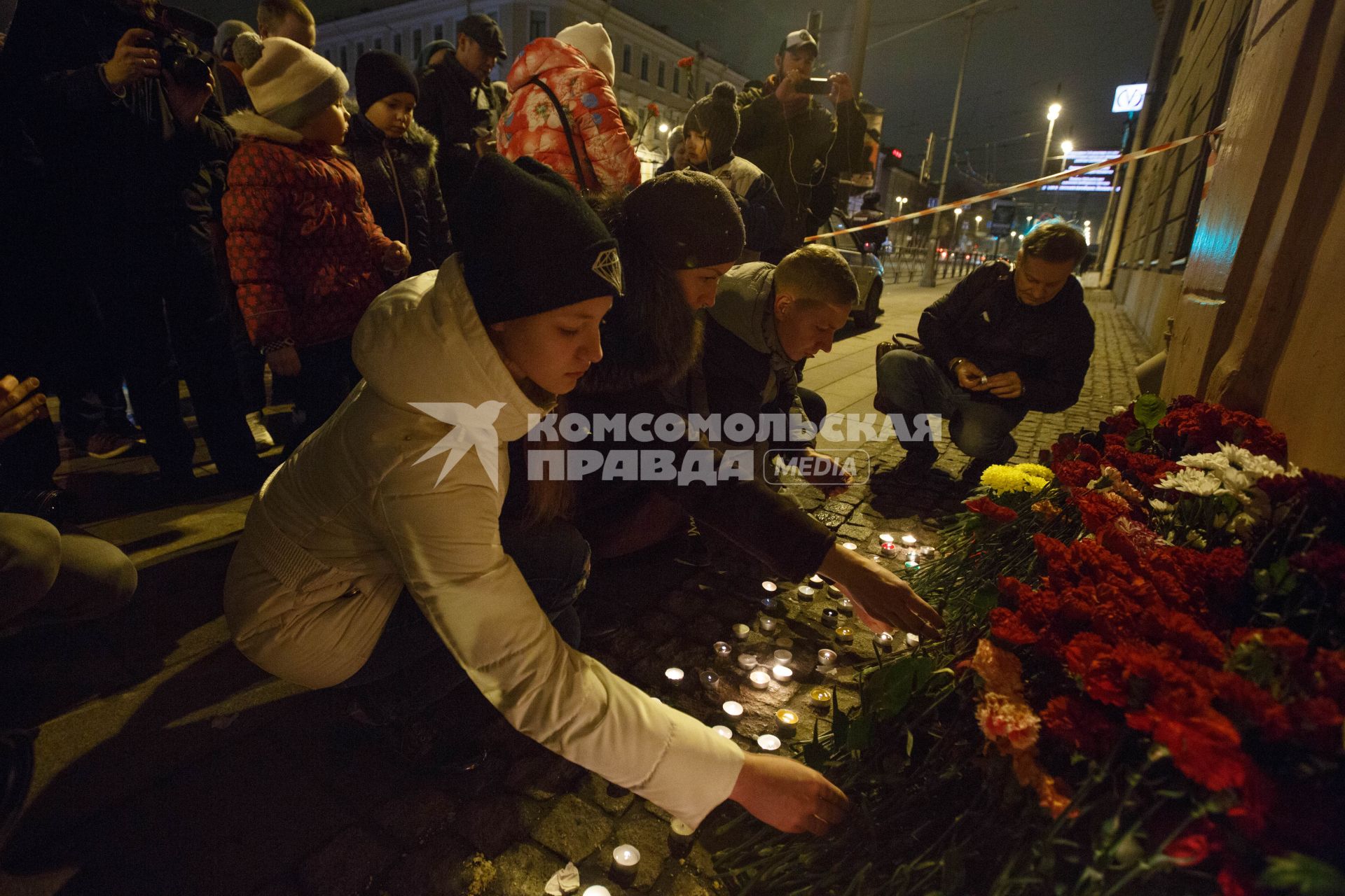 Санкт-Петербург. Горожане несут цветы к станции метро `Технологический институт` в память о погибших в результате взрыва в перегоне между станциями  `Сенная площадь` и `Технологический институт`.