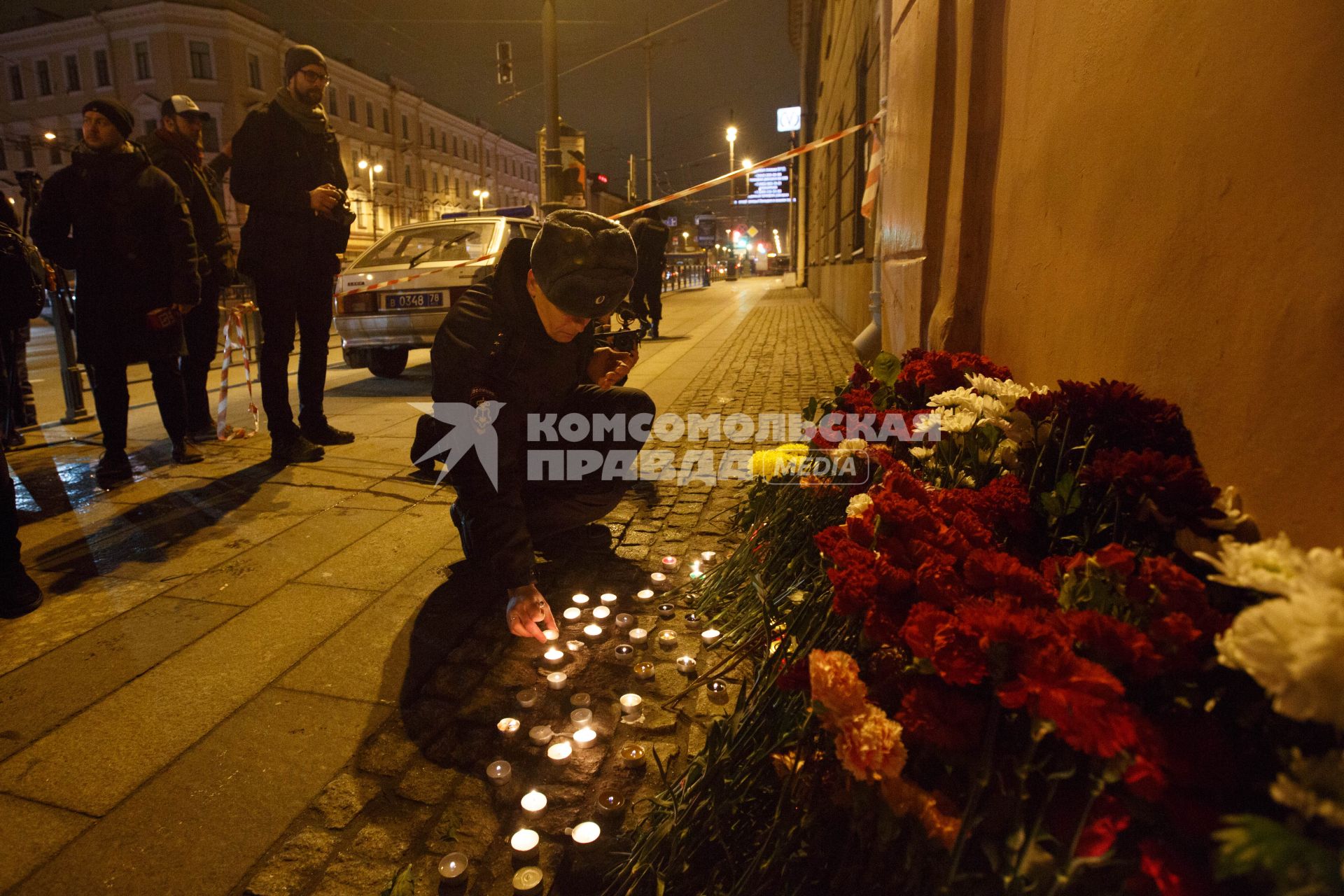 Санкт-Петербург. Горожане несут цветы к станции метро `Технологический институт` в память о погибших в результате взрыва в перегоне между станциями  `Сенная площадь` и `Технологический институт`.