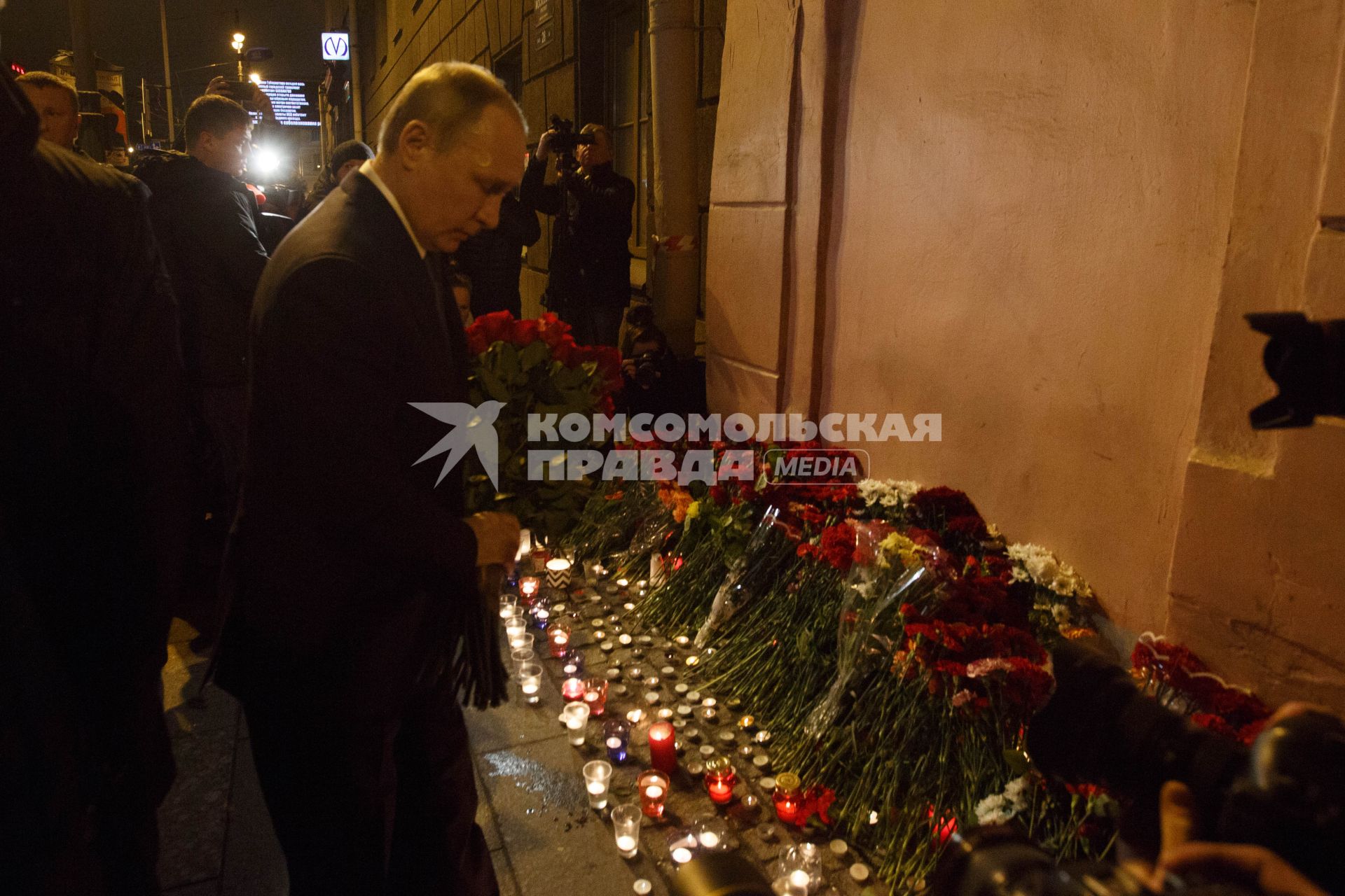 Санкт-Петербург. Президент РФ Владимир Путин во время возложения цветов у станции метро `Технологический институт`  в память о погибших в результате взрыва в вагоне поезда в перегоне между станциями  `Сенная площадь` и `Технологический институт`.