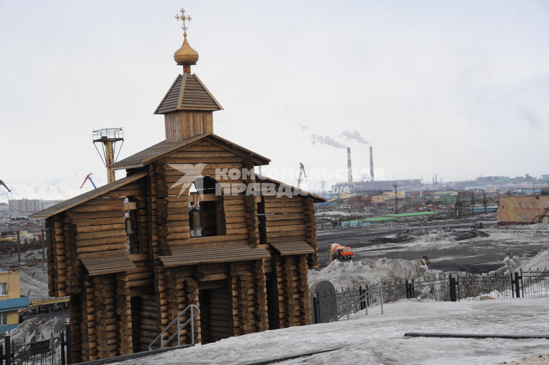 Норильск. Звонница в память о погибших в Норильлаге на территории музейного мемориального комплекса `Норильская Голгофа`.