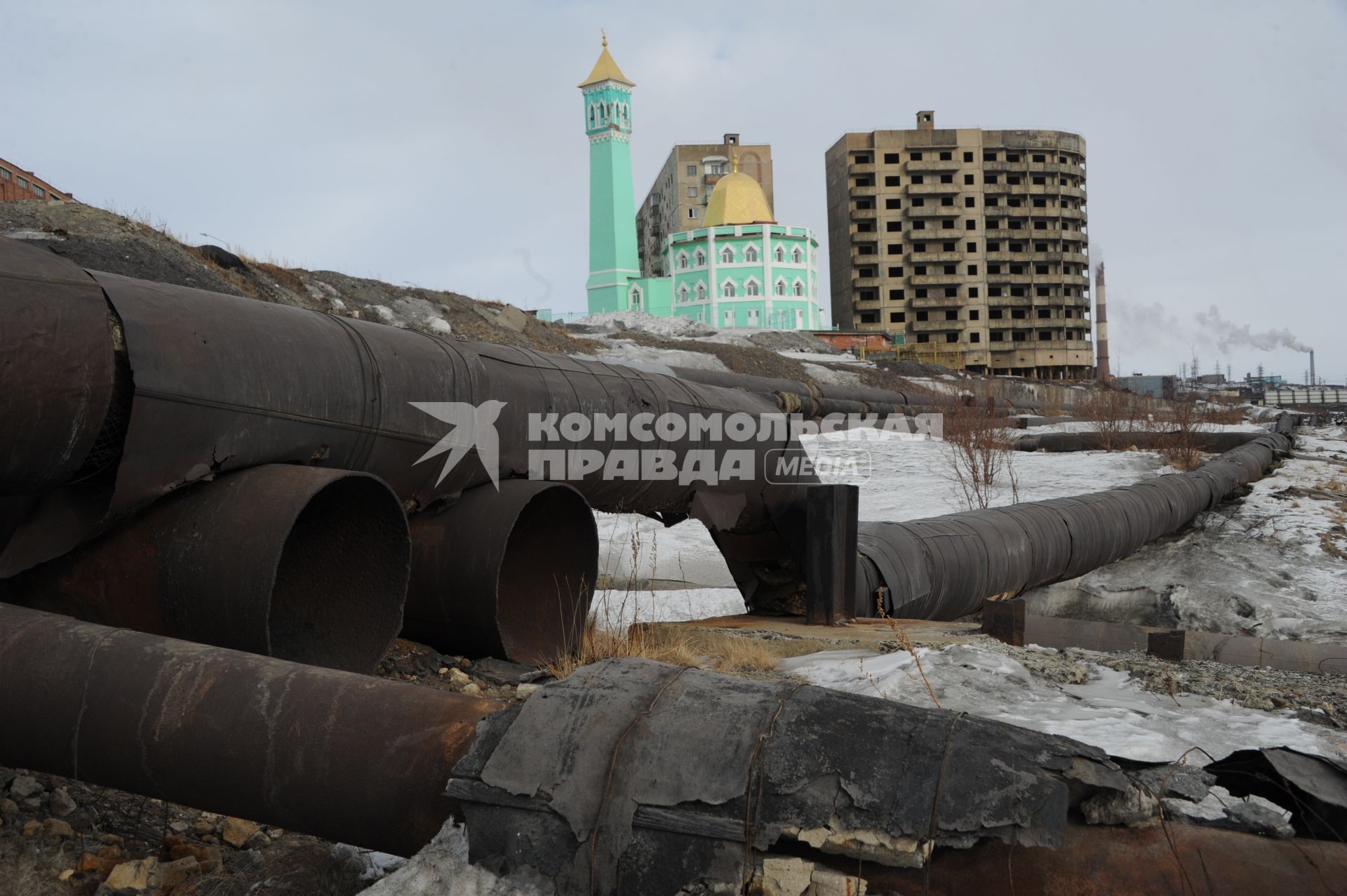 Норильск. Виды города. На заднем плане - мечеть Нурд-Камал.