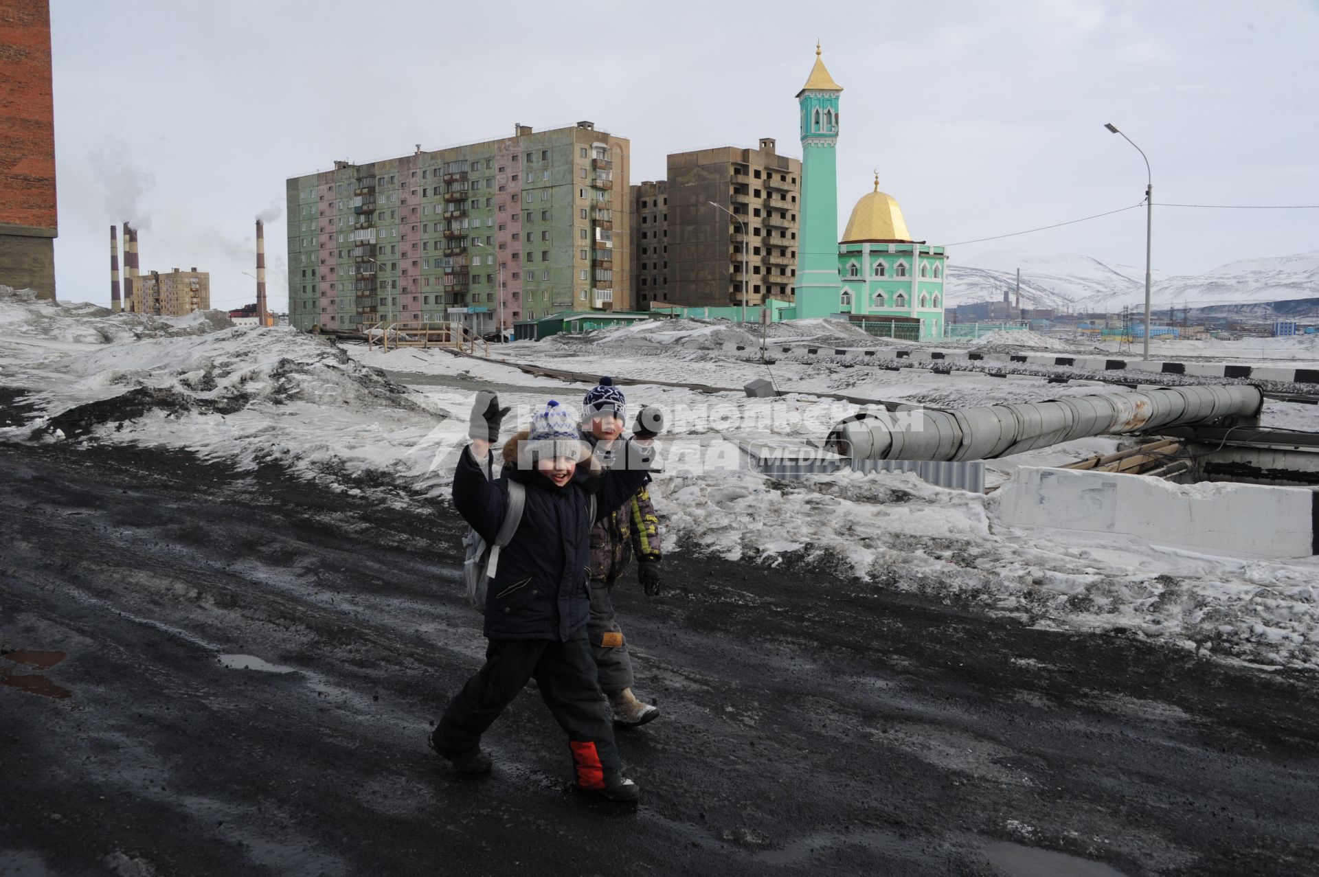 Норильск. Виды города. На заднем плане - мечеть Нурд-Камал.