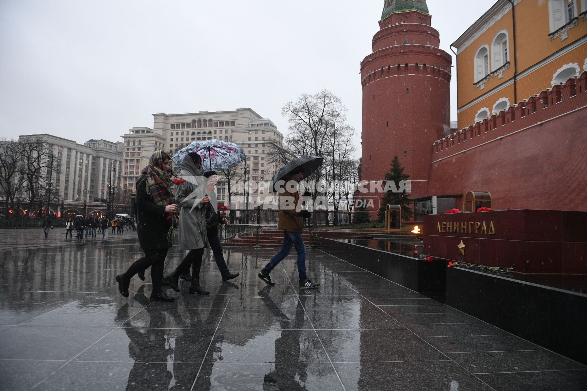 Москва. Москвичи несут цветы к мемориалу города-героя Ленинграда в Александровском саду, чтобы почтить память погибших в теракте на станции метро `Сенная площадь` в Санкт-Петербурге.