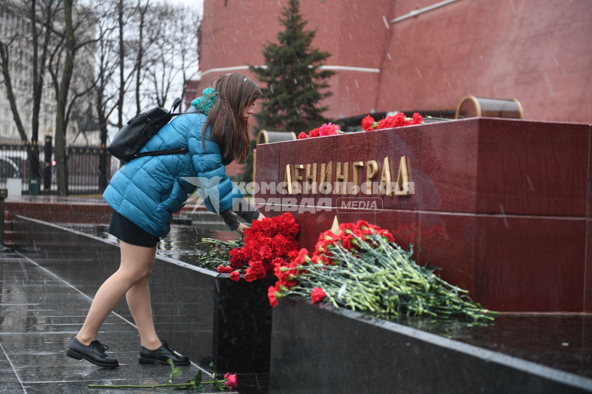 Москва. Москвичи несут цветы к мемориалу города-героя Ленинграда в Александровском саду, чтобы почтить память погибших в теракте на станции метро `Сенная площадь` в Санкт-Петербурге.