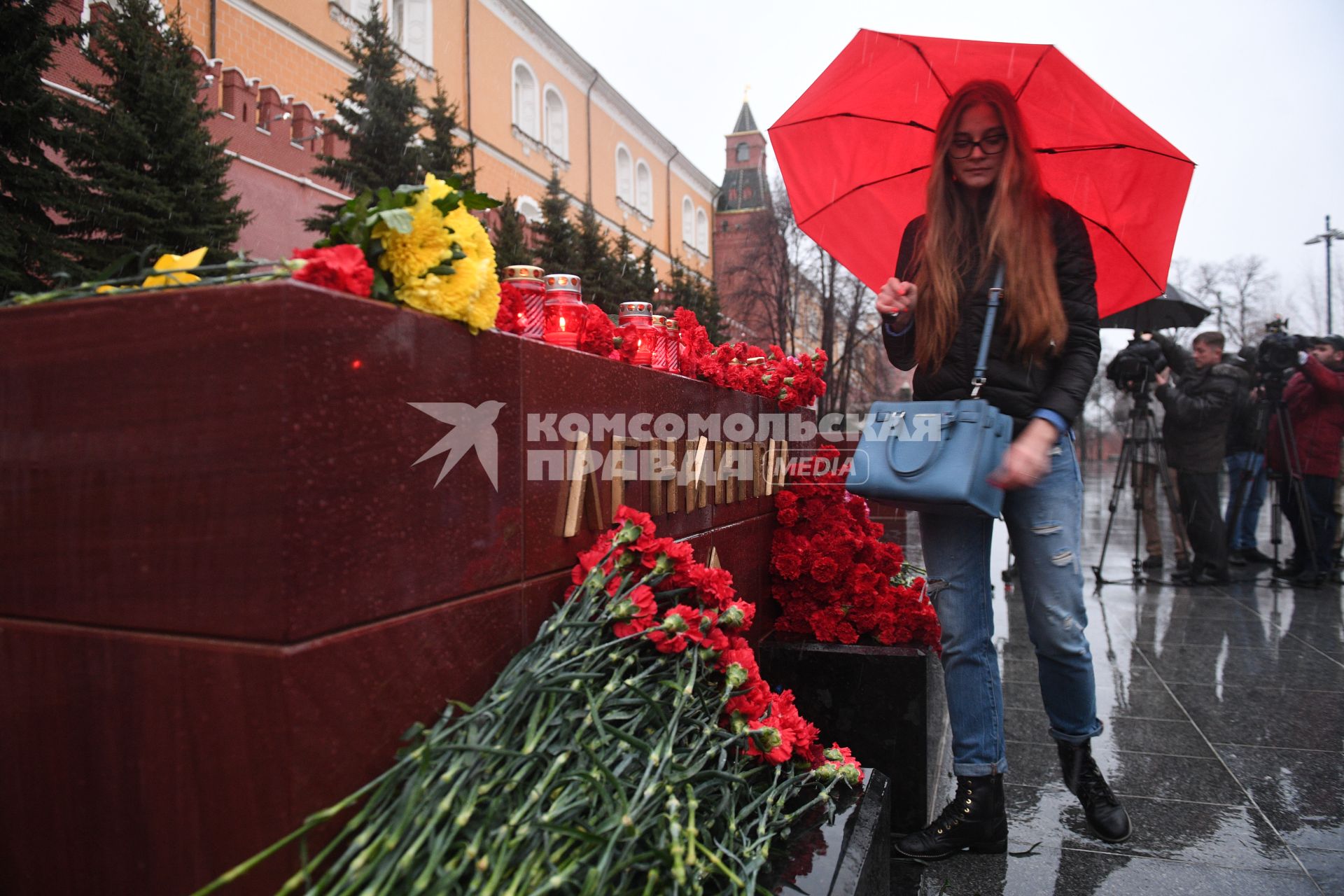 Москва. Москвичи несут цветы и свечи к мемориалу города-героя Ленинграда в Александровском саду, чтобы почтить память погибших в теракте на станции метро `Сенная площадь` в Санкт-Петербурге.