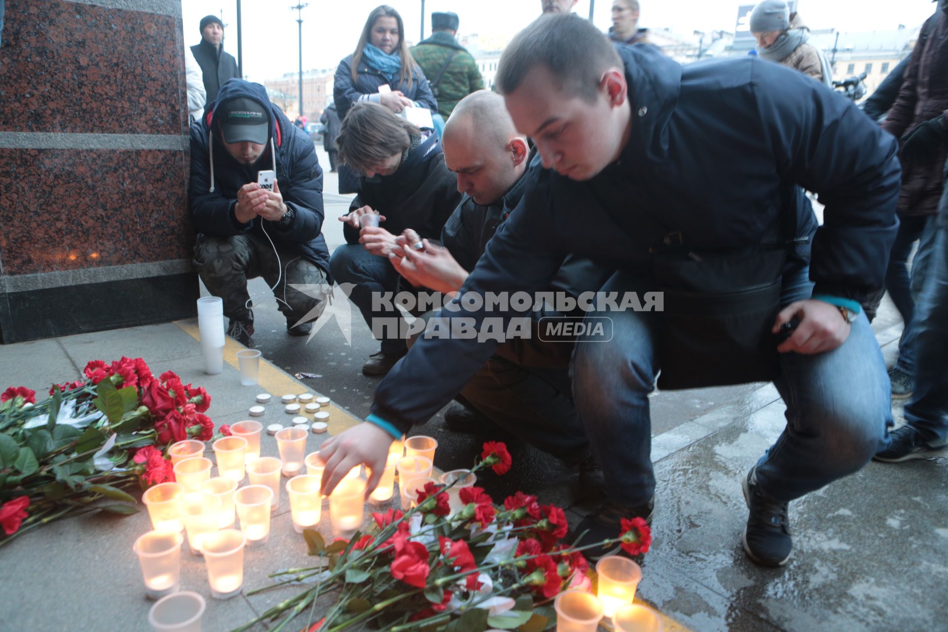 Санкт-Петербург. Горожане несут цветы и свечи к станции метро `Спасская` в память о погибших в результате взрыва в перегоне между станциями  `Сенная площадь` и `Технологический институт`.