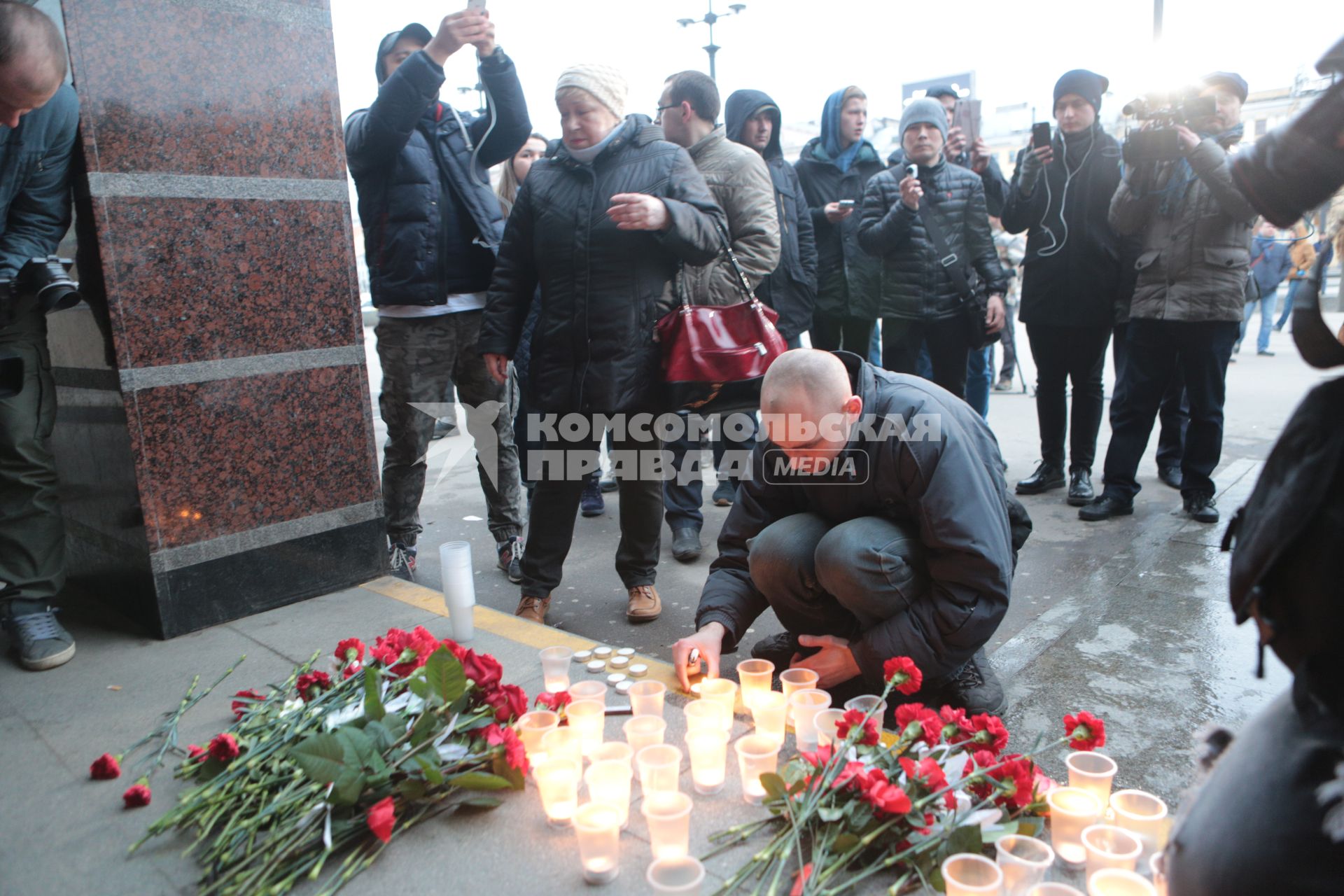 Санкт-Петербург. Горожане несут цветы и свечи к станции метро `Спасская` в память о погибших в результате взрыва в перегоне между станциями  `Сенная площадь` и `Технологический институт`.