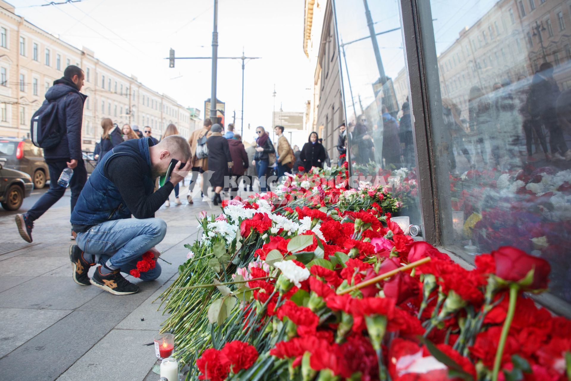 Санкт-Петербург. Горожане несут цветы к станции метро `Технологический институт` в память о погибших в результате взрыва в перегоне между станциями  `Сенная площадь` и `Технологический институт`.