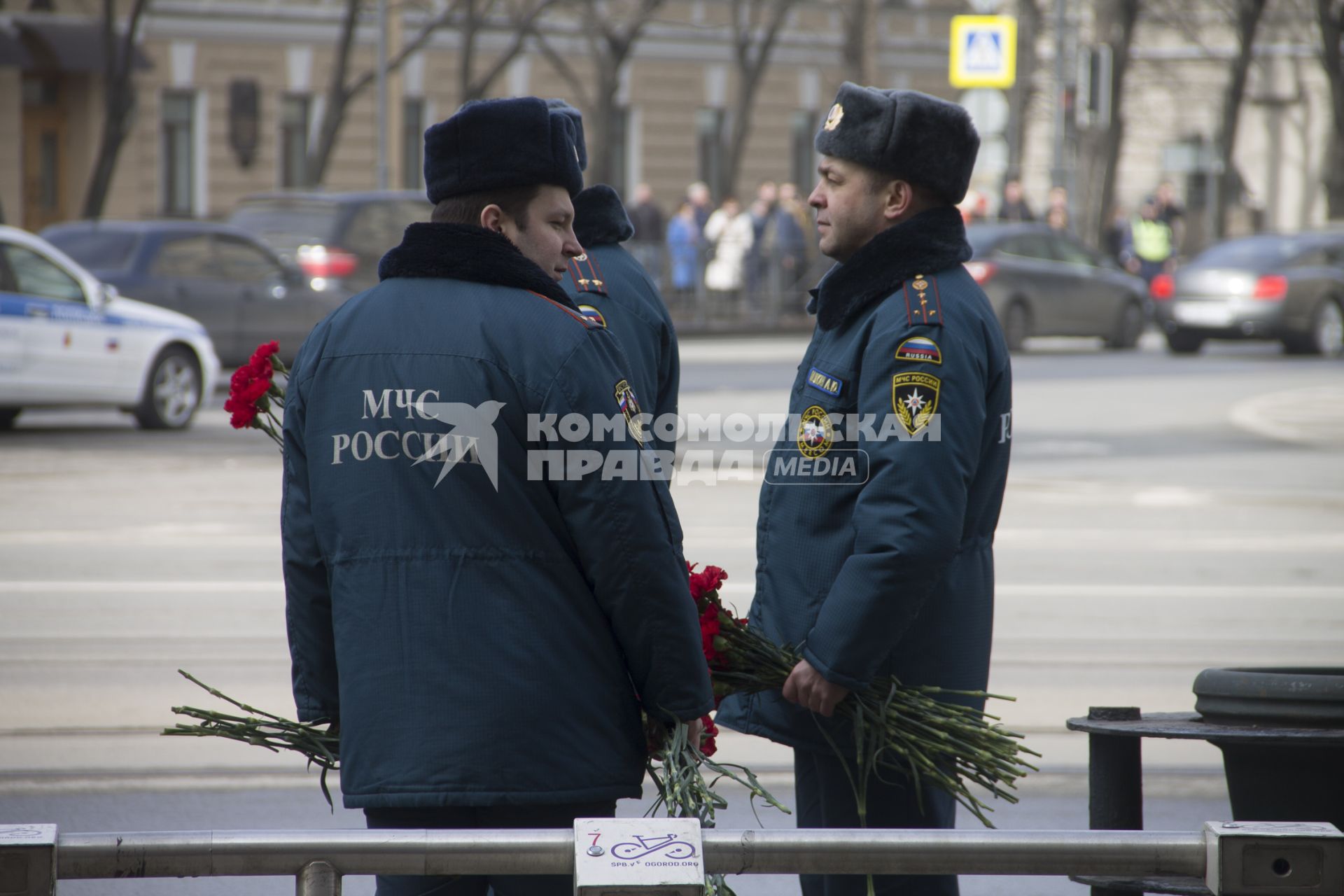 Санкт-Петербург. Сотрудники МЧС России во время возложения цветов к станции метро `Технологический институт` в память о погибших в результате взрыва в перегоне между станциями  `Сенная площадь` и `Технологический институт`.